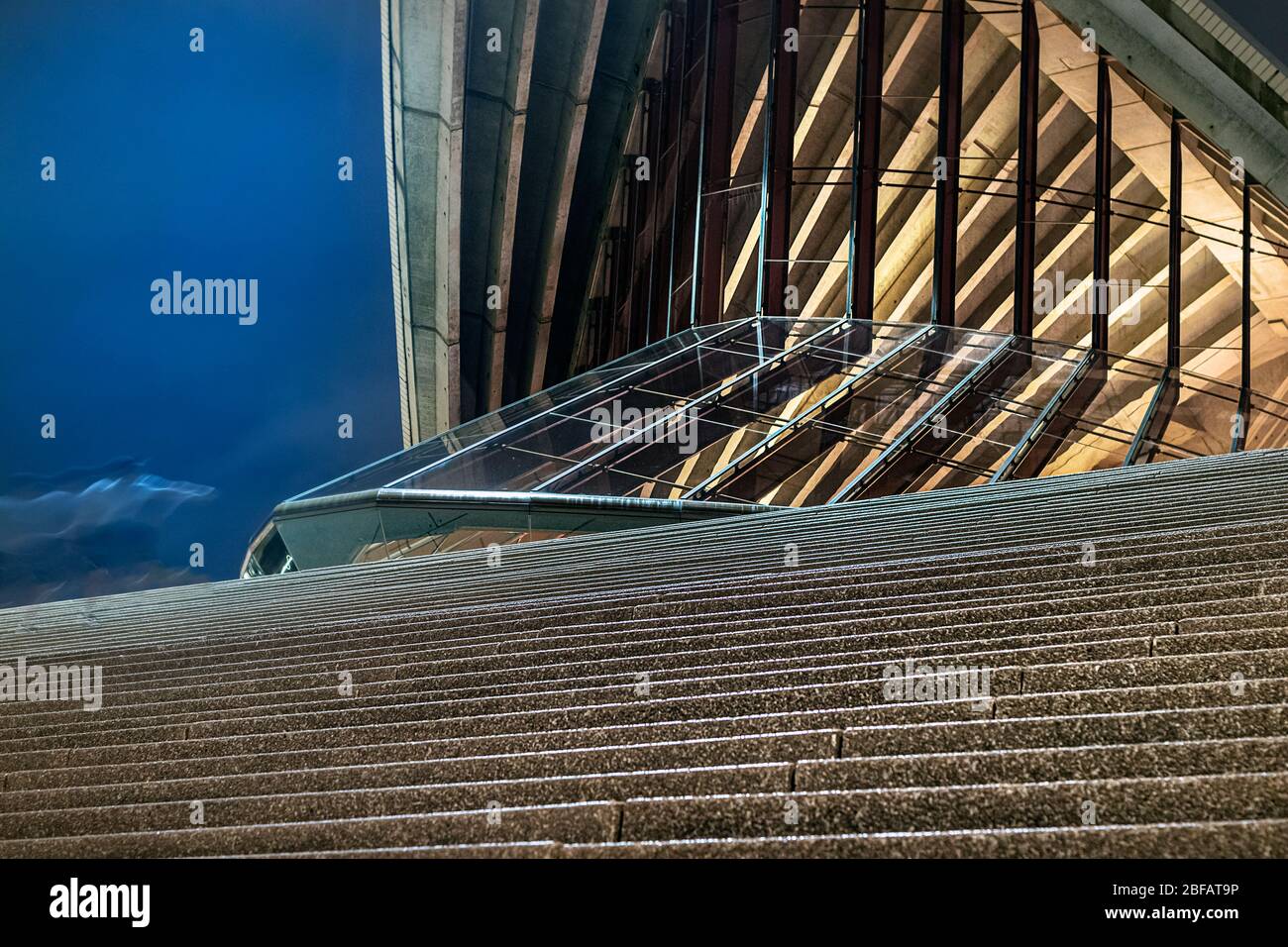 Détail des escaliers et entrée de l'Opéra la nuit, Sydney. Banque D'Images