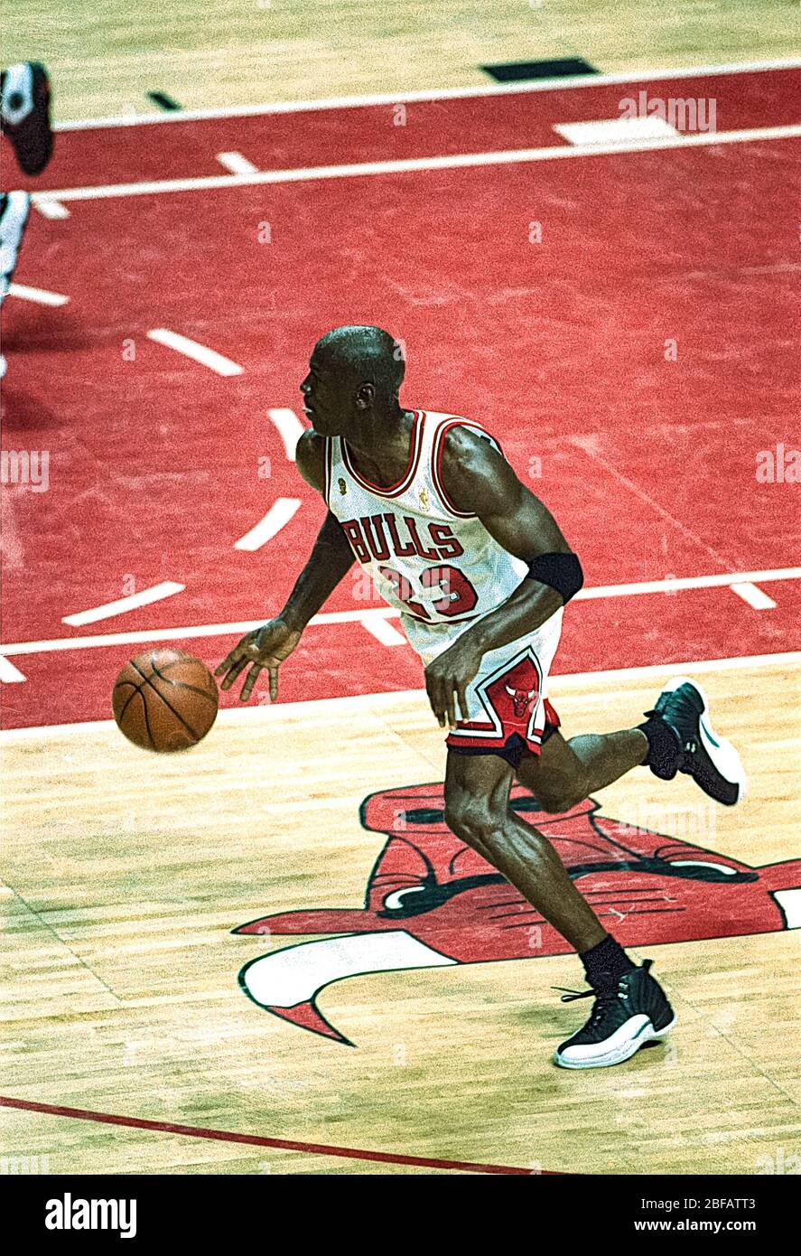 Michael Jordan rivalisant avec l'angainst de l'Utah Jazz lors des finales de la NBA de 1997 Banque D'Images