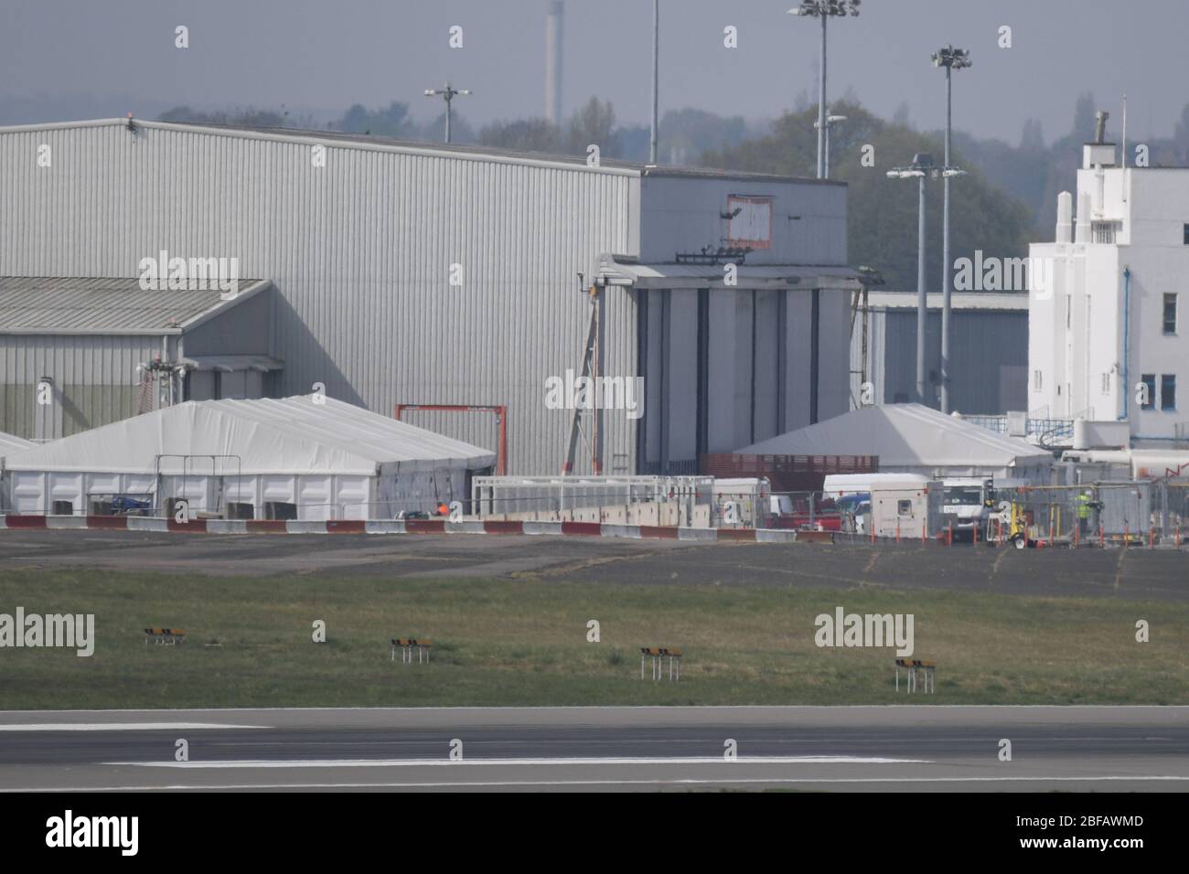 Aéroport de Birmingham, West Midlands, Royaume-Uni. 16 avril 2020. La morgue temporaire a officiellement ouvert ses portes dans le hangar 2 de l'aéroport de Birmingham. Le site peut contenir jusqu'à 12 000 corps de décès dans les West Midlands à la fois de coronavirus et de causes naturelles. Le site a officiellement ouvert ses portes le vendredi 17 avril. Crédit : arrêtez Press Media/Alamy Live News Banque D'Images