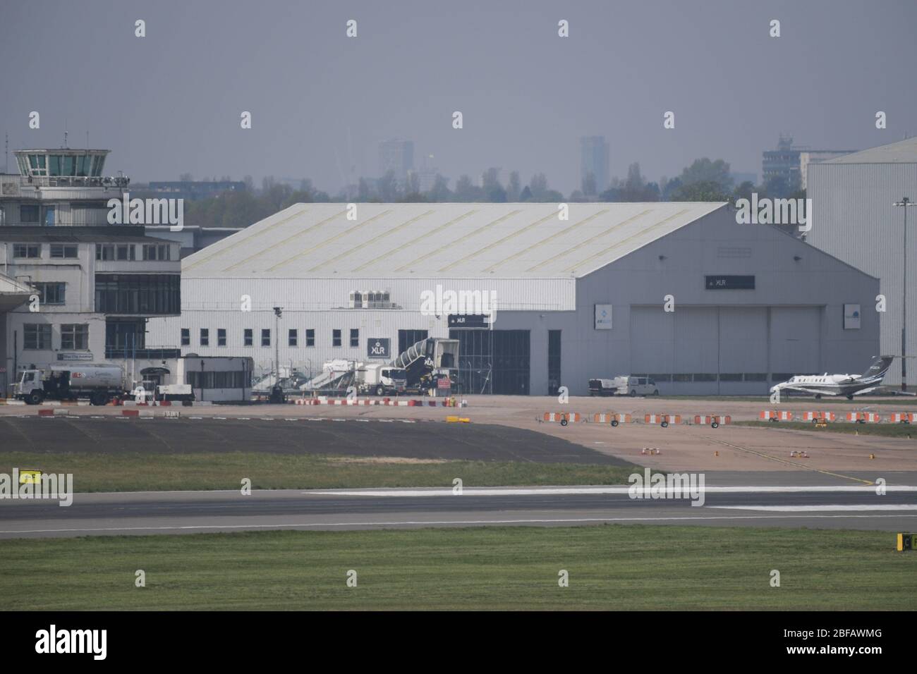 Aéroport de Birmingham, West Midlands, Royaume-Uni. 16 avril 2020. La morgue temporaire a officiellement ouvert ses portes dans le hangar 2 de l'aéroport de Birmingham. Le site peut contenir jusqu'à 12 000 corps de décès dans les West Midlands à la fois de coronavirus et de causes naturelles. Le site a officiellement ouvert ses portes le vendredi 17 avril. Crédit : arrêtez Press Media/Alamy Live News Banque D'Images