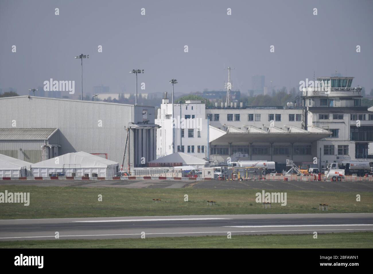 Aéroport de Birmingham, West Midlands, Royaume-Uni. 16 avril 2020. La morgue temporaire a officiellement ouvert ses portes dans le hangar 2 de l'aéroport de Birmingham. Le site peut contenir jusqu'à 12 000 corps de décès dans les West Midlands à la fois de coronavirus et de causes naturelles. Le site a officiellement ouvert ses portes le vendredi 17 avril. Crédit : arrêtez Press Media/Alamy Live News Banque D'Images