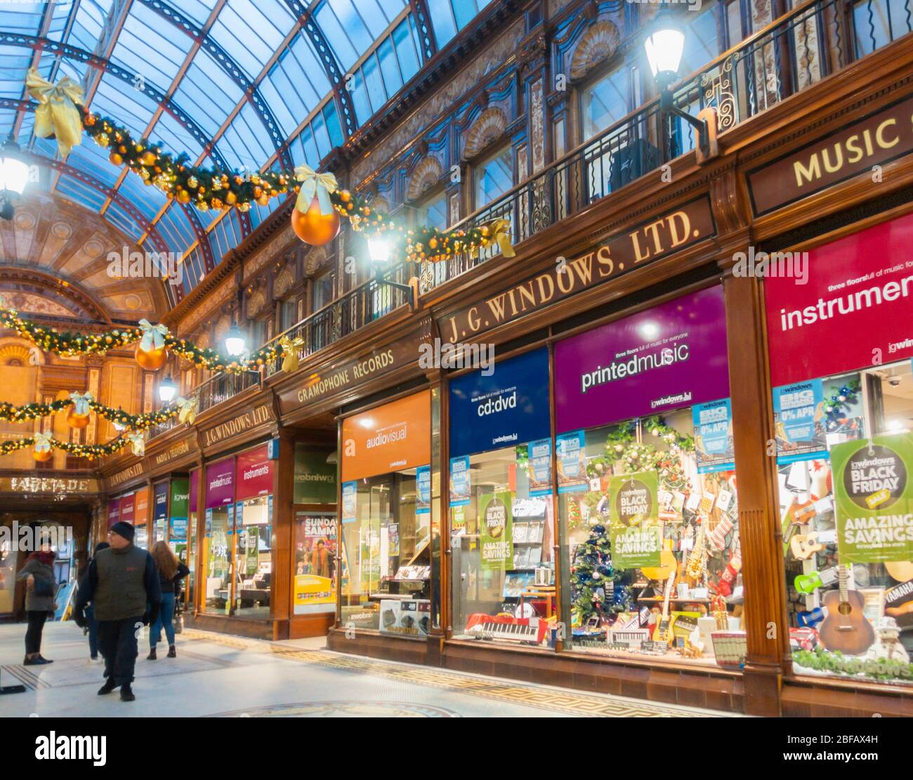 Décorations de Noël dans Central Arcade, arcade commerciale Edwardian construite en 1906, à Newcastle upon Tyne, Angleterre. ROYAUME-UNI Banque D'Images