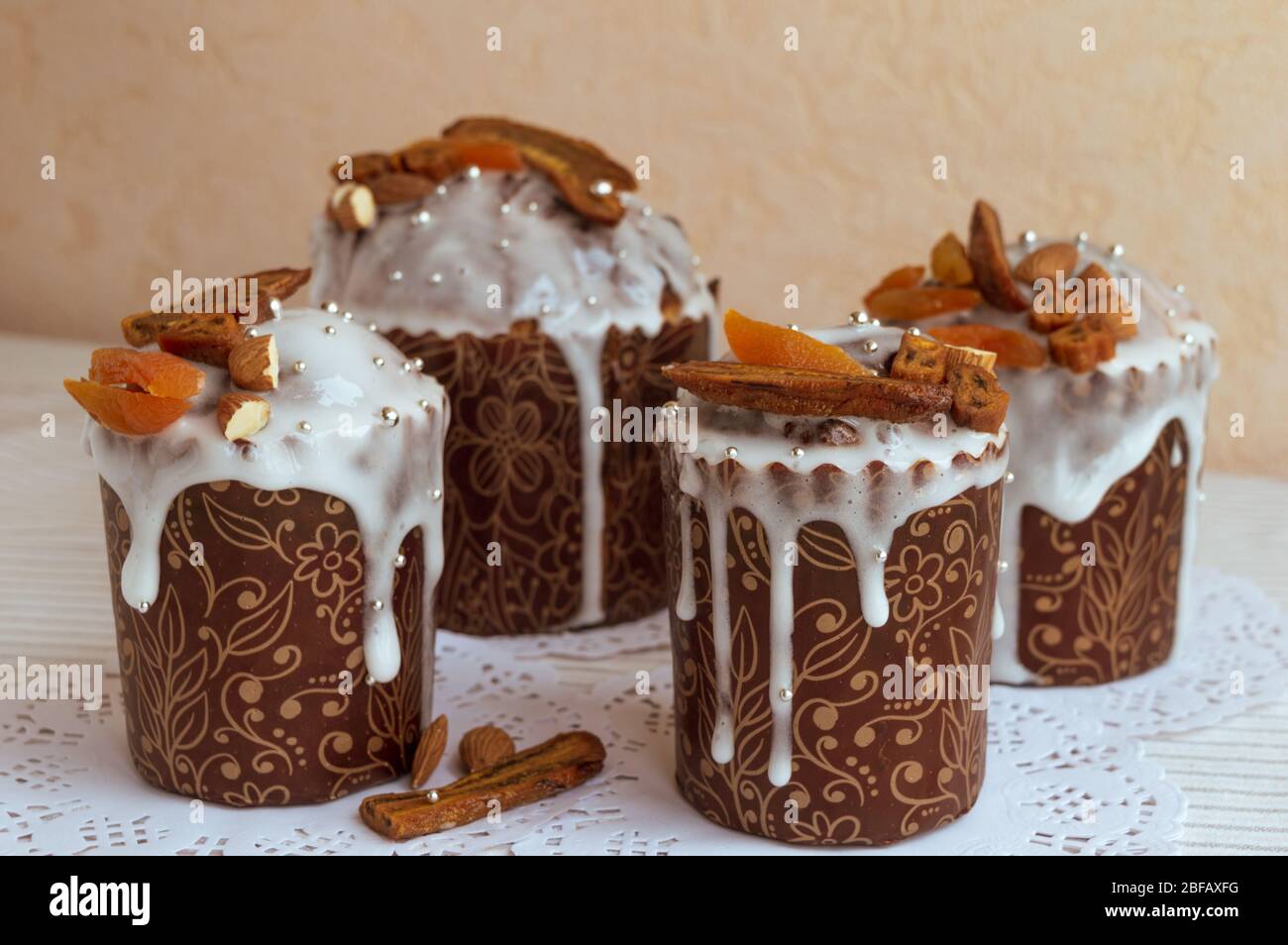 Délicieux gâteaux faits maison de Pâques ensemble à des serviettes blanches décorées de bananes séchées, abricots orange, amandes et petit élégant bebe de perle de sucre argent Banque D'Images