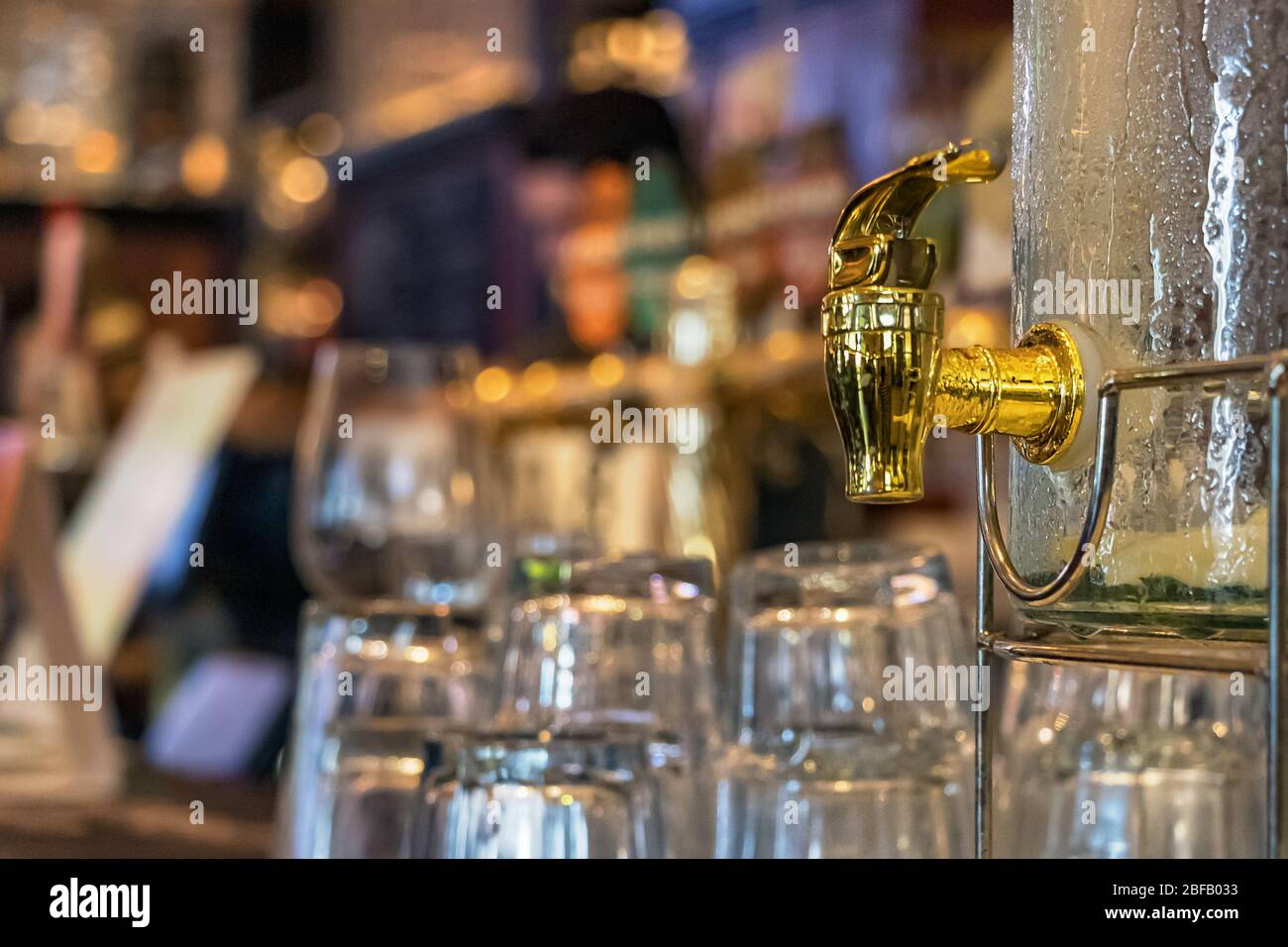 Gros plan d'un robinet de distributeur d'eau froide placé sur un comptoir à  bar, à l'intérieur Photo Stock - Alamy