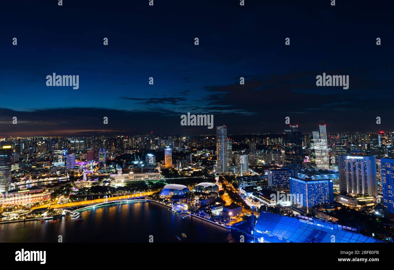 Vue aérienne sur le quartier de Singapour en ville la nuit. Banque D'Images