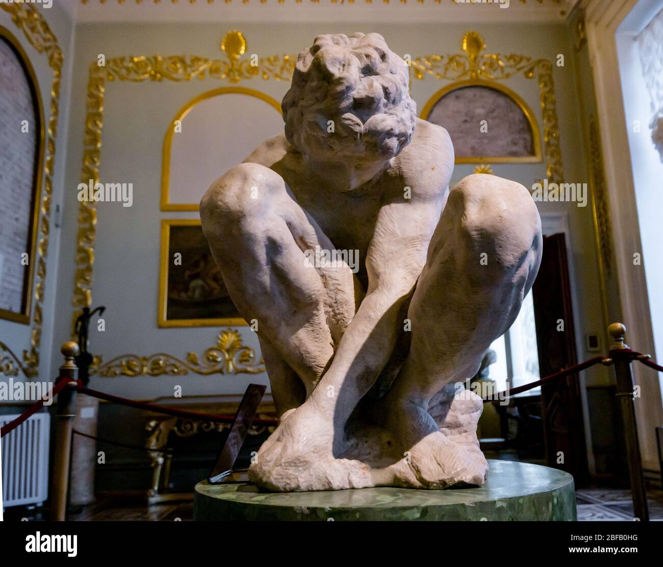 Sculpture en marbre de garçon de crouching par Michel-Ange, Musée d'État de l'Hermitage, Palais d'hiver, Saint-Pétersbourg, Russie Banque D'Images