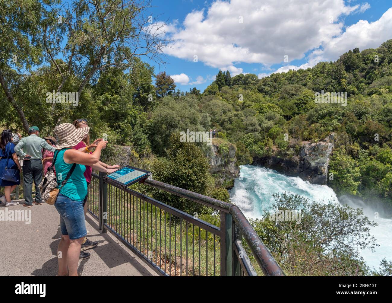Touristes aux chutes Huka sur la rivière Waikato, lac Taupo, Nouvelle-Zélande Banque D'Images