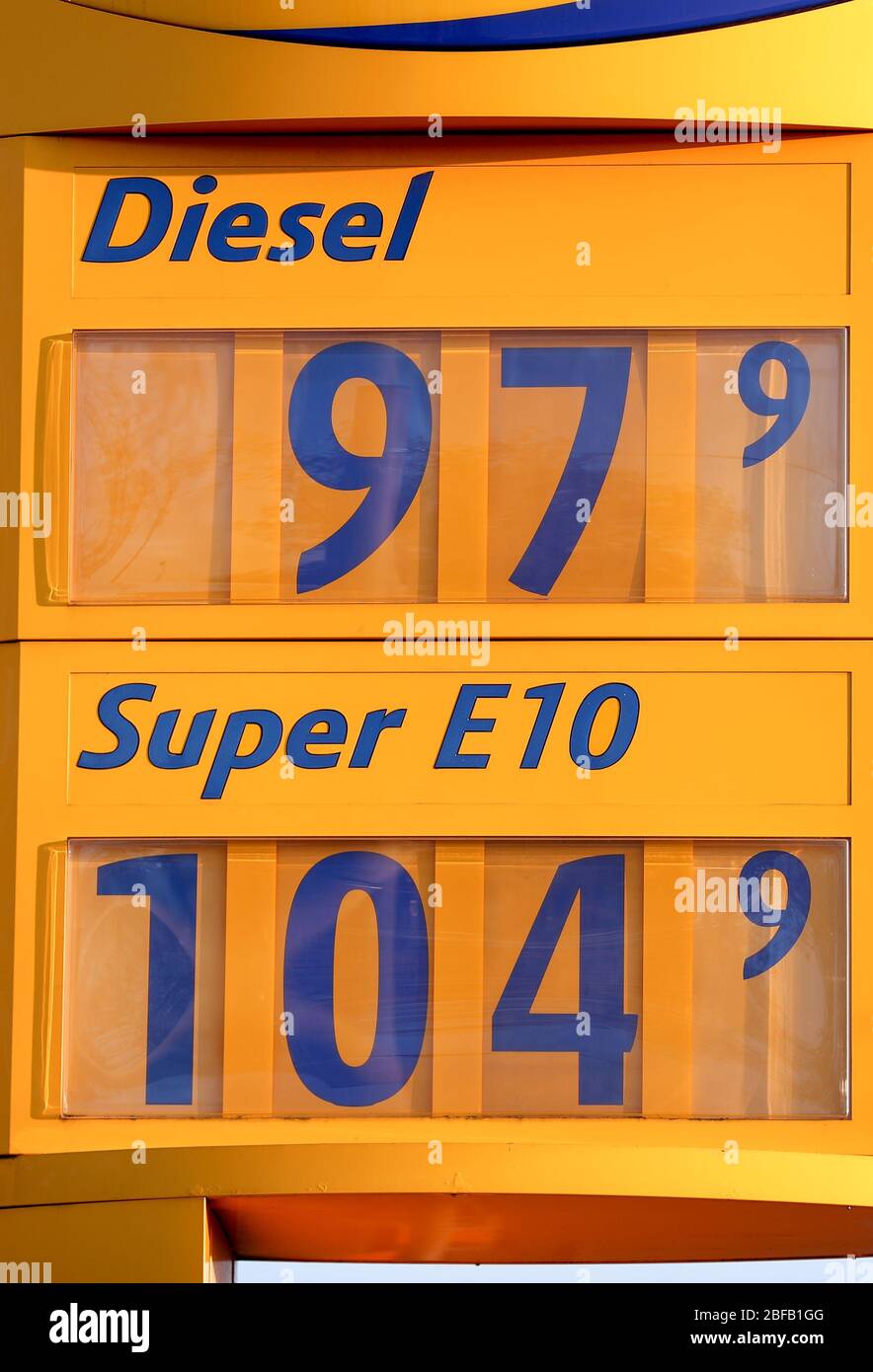 Leipzig, Allemagne. 17 avril 2020. Le tableau des prix d'une station de remplissage indique un prix de 97,9 cents pour le diesel. En raison de la faible demande durant la pandémie de Corona, les prix du carburant ont atteint un niveau record. Crédit: Jan Woitas/dpa-Zentralbild/dpa/Alay Live News Banque D'Images