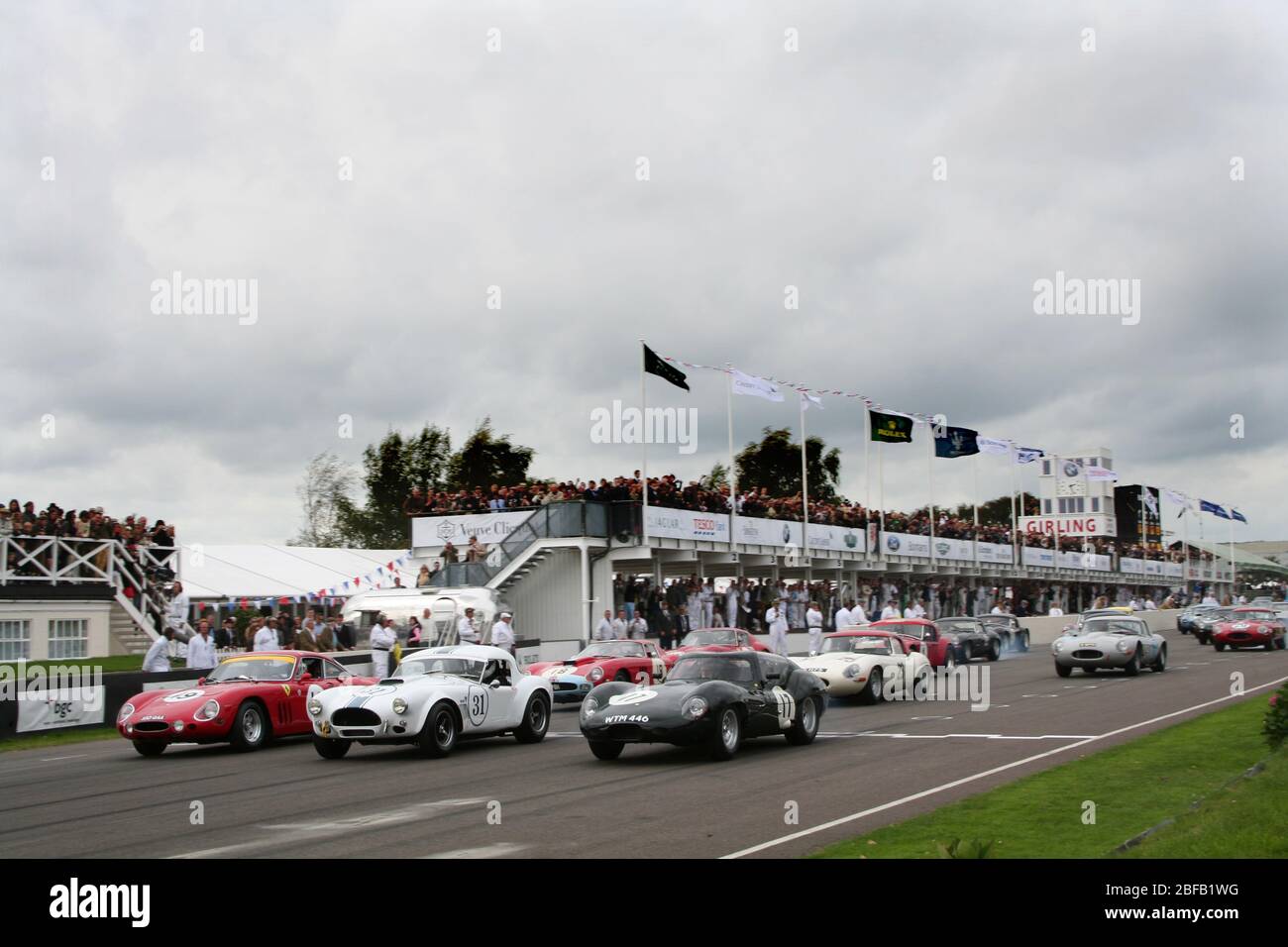 2010 GOODWOOD Revival - début de la course de célébration du trophée de tourisme pour les voitures GT 190-1964 Banque D'Images