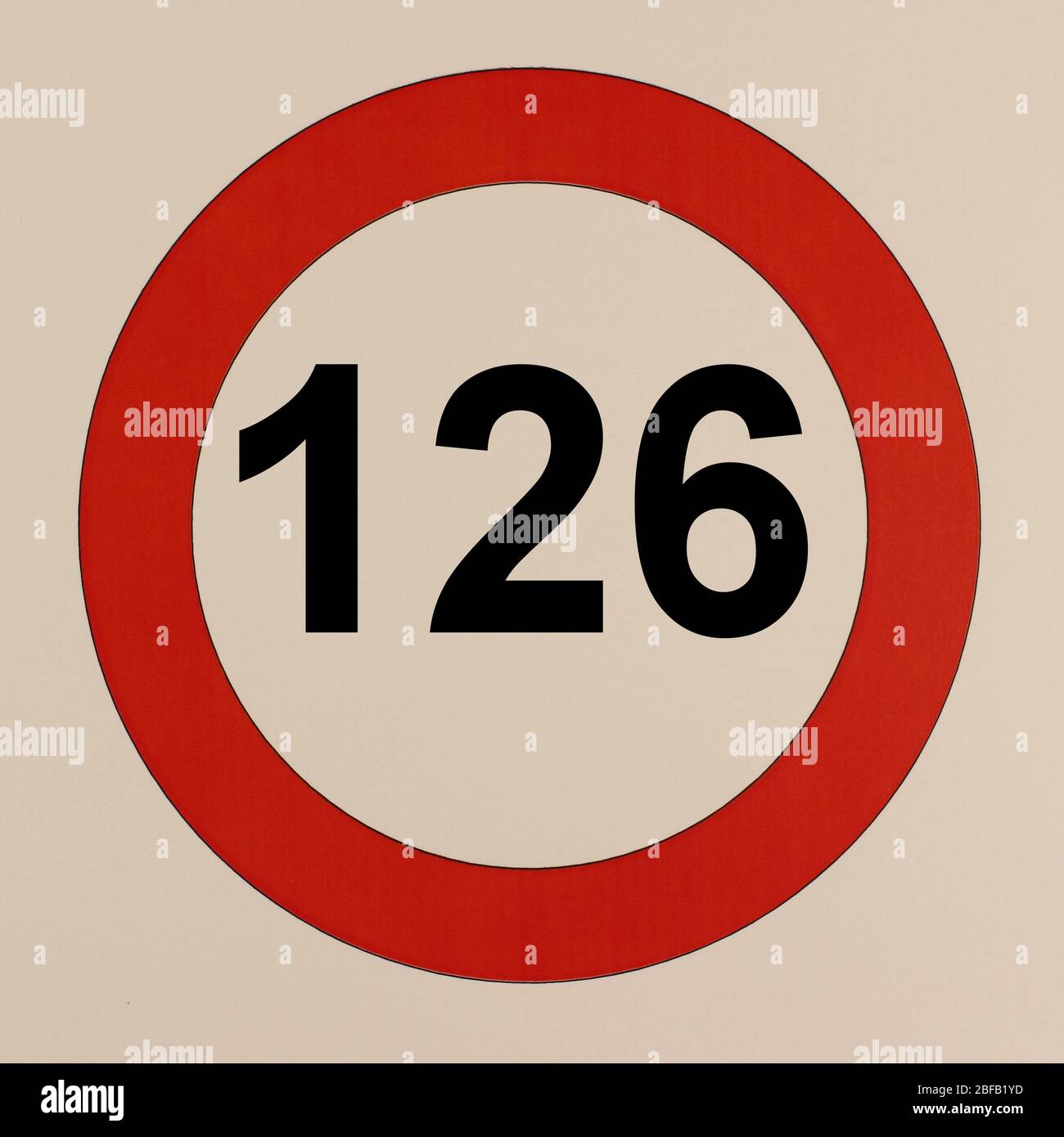 Illustration des Straßenverkehrszeichens 'maximum Geschwindigkeit 126 km pro Stunde' Banque D'Images
