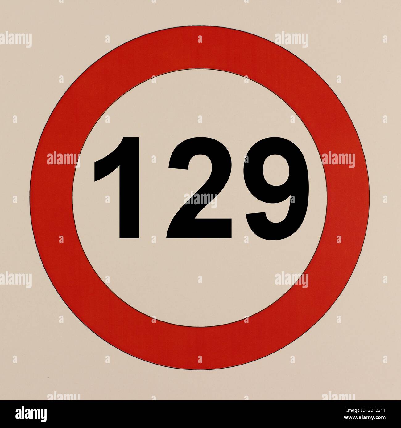Illustration des Straßenverkehrszeichens 'maximum Geschwindigkeit 129 km pro Stunde' Banque D'Images