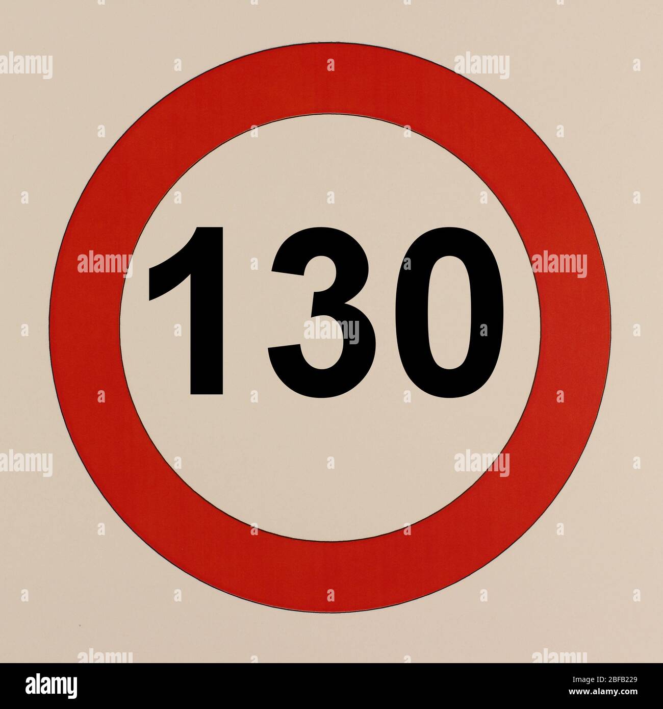 Illustration des Straßenverkehrszeichens 'maximum Geschwindigkeit 130 km pro Stunde' Banque D'Images