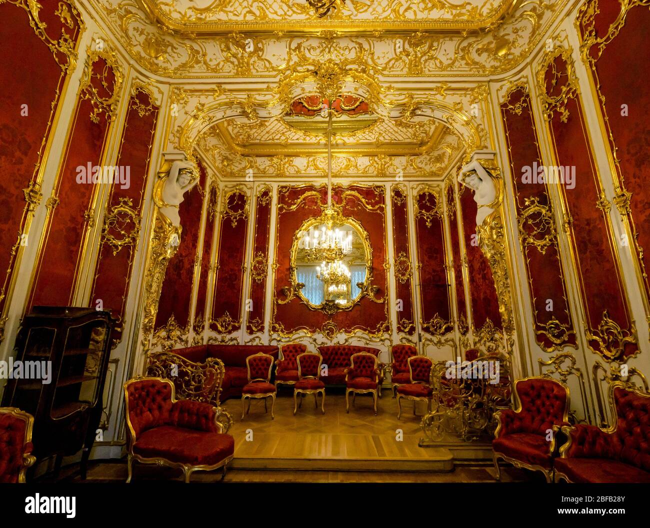 Décoration rouge riche dans le Boudoir dans les appartements de l'impératrice Maria Alexandrovna, Musée d'État de l'Hermitage, Saint-Pétersbourg, Russie Banque D'Images