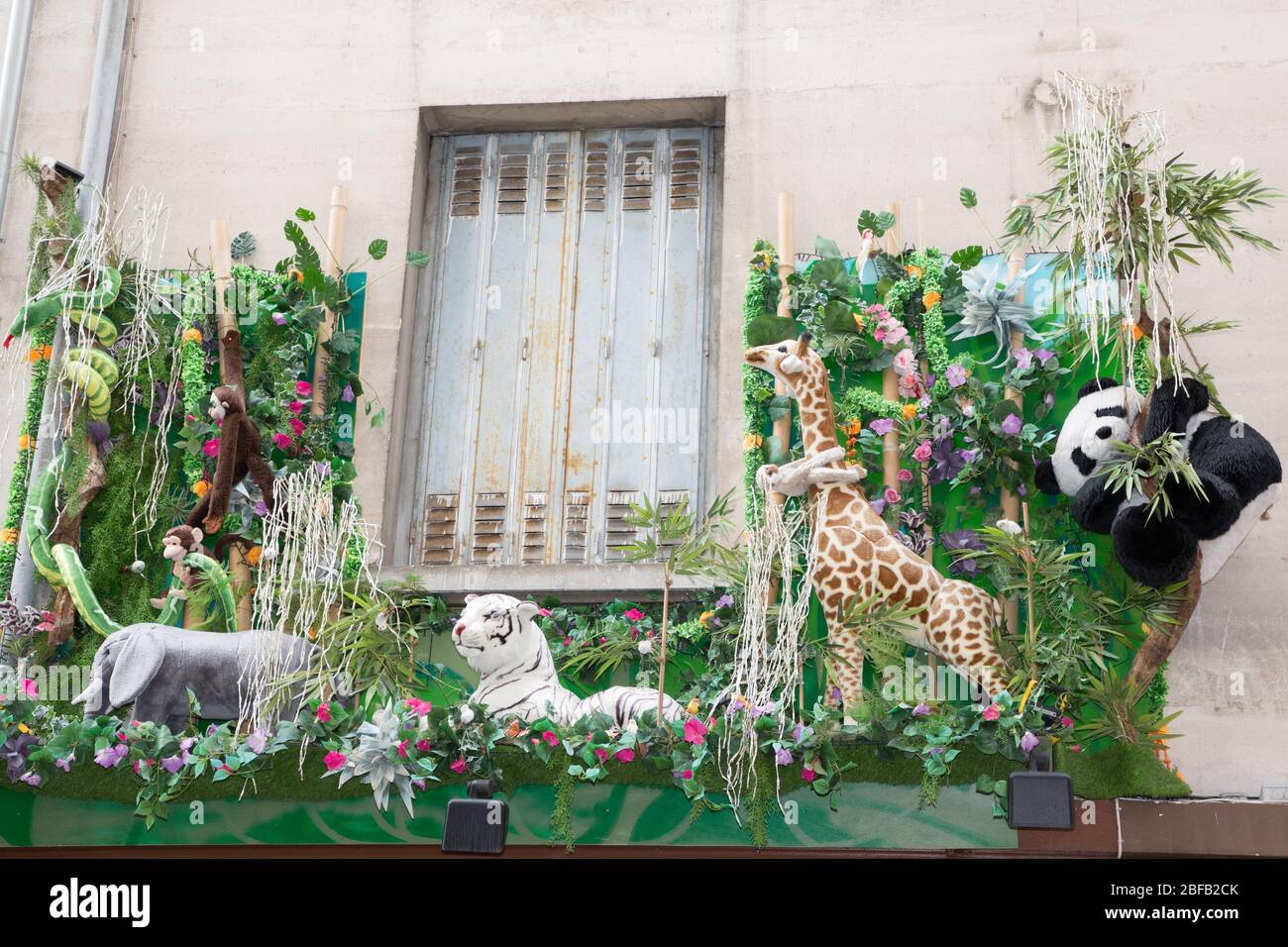 un balcon d'appartement décoré dans la jungle avec des animaux en peluche Banque D'Images