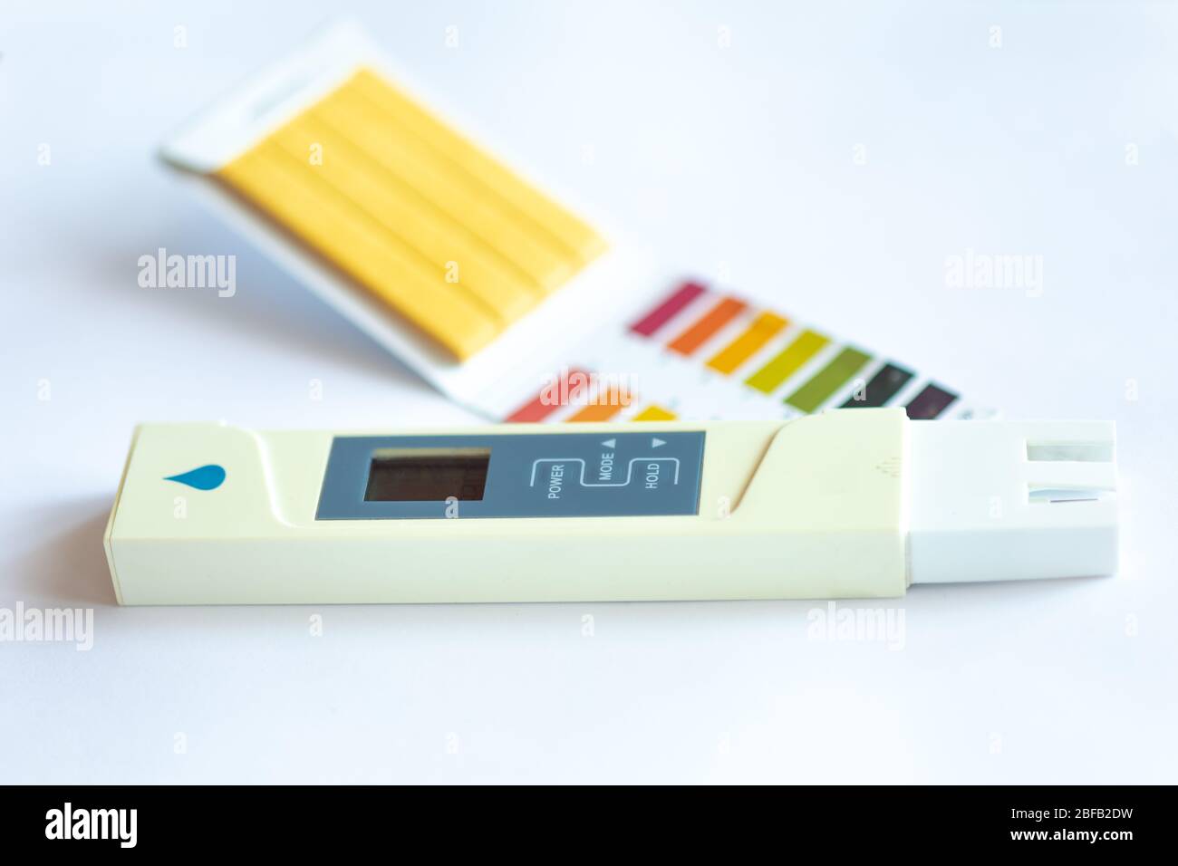Test de pH de tournesol universel avec échelle de couleurs et testeur de conductivité numérique Banque D'Images