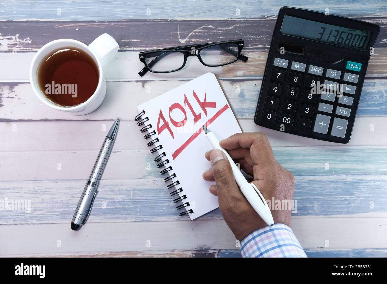 401 000 mots sur le bloc-notes avec calculatrice et pièces. Banque D'Images