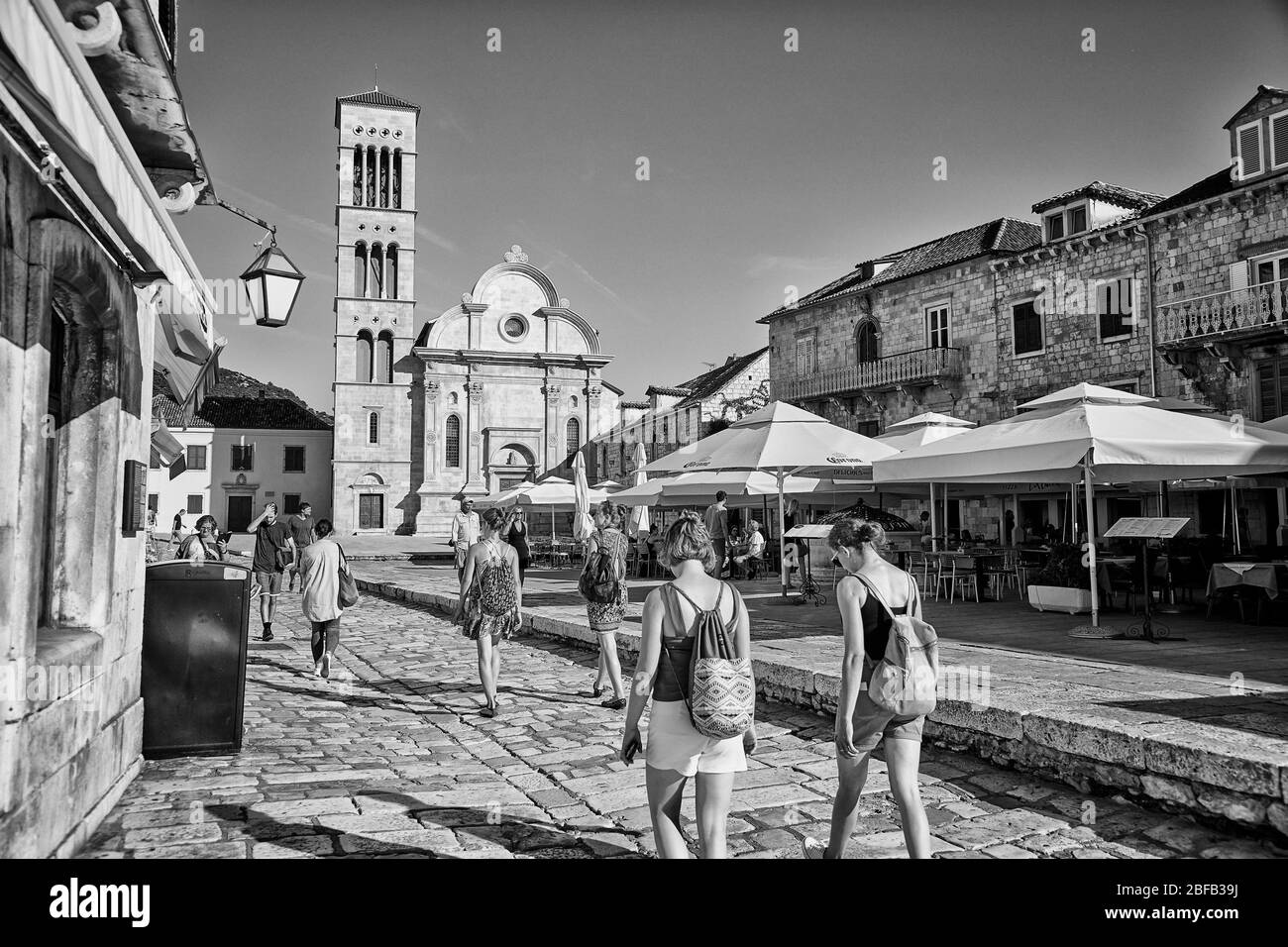 La cathédrale Saint-Étienne est la pièce maîtresse de la place Saint-Étienne à Hvar, en Croatie. Banque D'Images