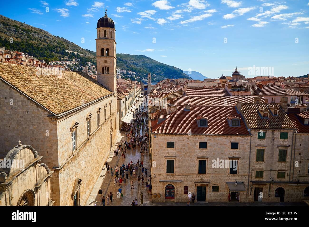 Vue sur le Stradun (Placa) avec l'Église Franciscaine et l'Église Saint-Sauveur au premier plan à Dubrovnik, Croatie. Banque D'Images