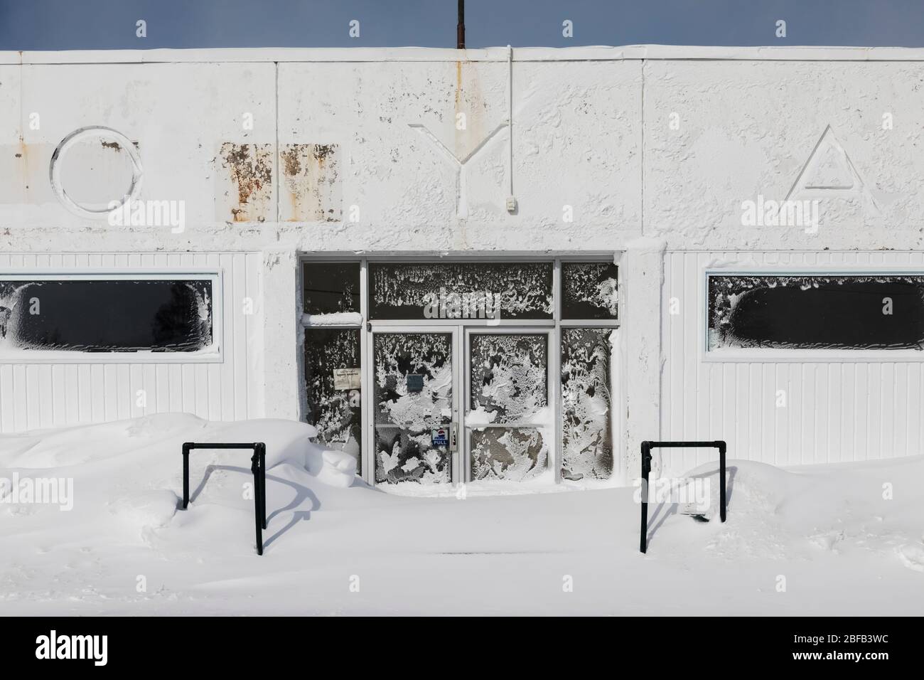 Royal Store, qui faisait partie, je crois, de la chaîne des magasins royaux de la vallée de l'explosion, a fermé et déneigé à Buchans, Terre-Neuve, Canada [aucun bien Banque D'Images