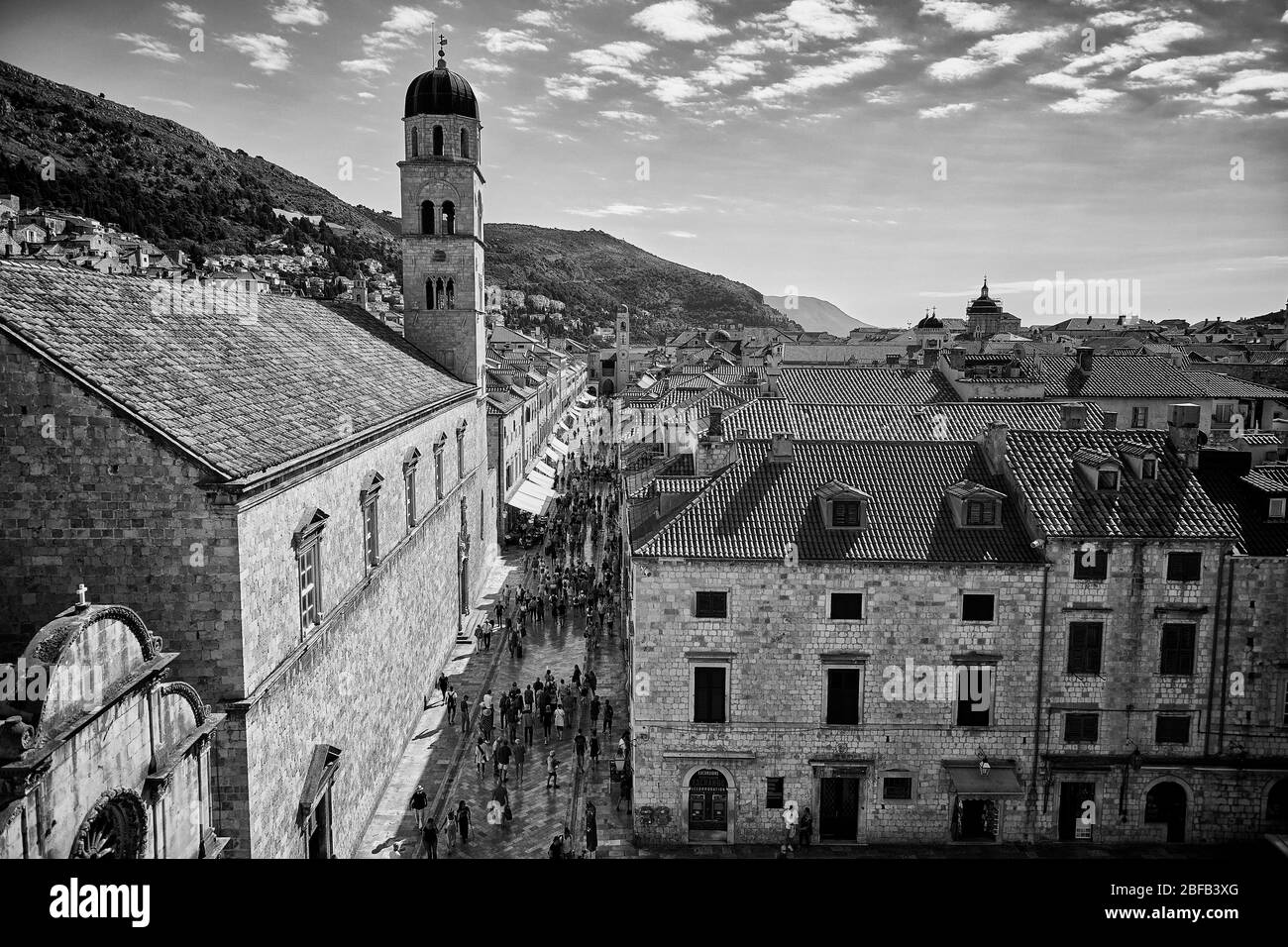 Vue sur le Stradun (Placa) avec l'Église Franciscaine et l'Église Saint-Sauveur au premier plan à Dubrovnik, Croatie. Banque D'Images