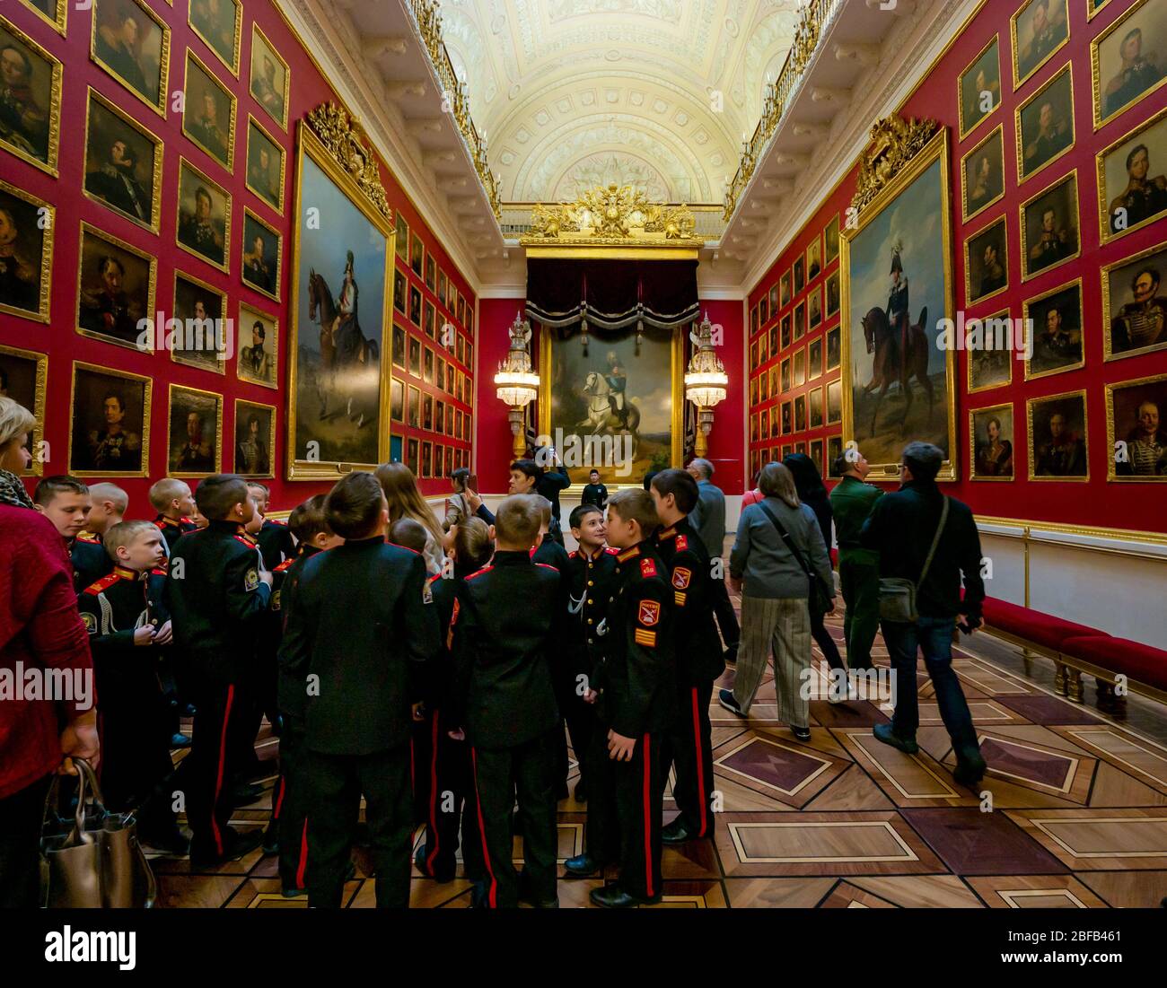 Garçons en uniforme de cadets lors d'une visite des portraits de généraux russes, de la War Gallery of 1812, du musée de l'État de l'Hermitage, de Saint-Pétersbourg, Fédération de Russie Banque D'Images