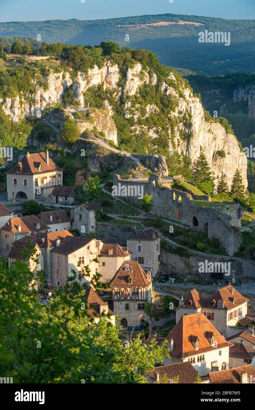 Tôt le matin, plus de Saint-Cirq-Lapopie, Vallée du Lot, Midi-Pyrénées, France Banque D'Images