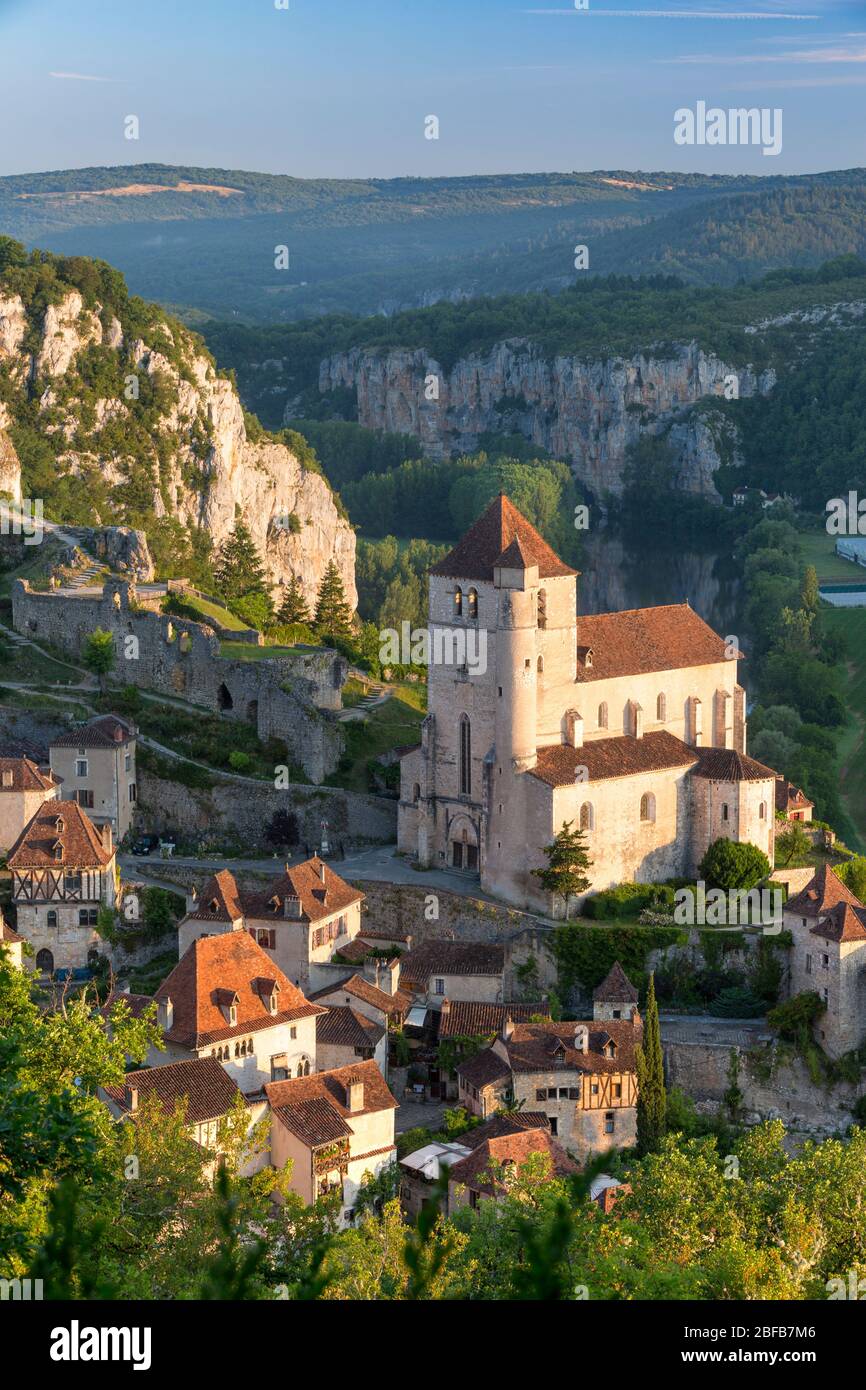 Tôt le matin, au-dessus de Saint-Cirq-Lapopie, Lot Valley, Occitanie, France Banque D'Images
