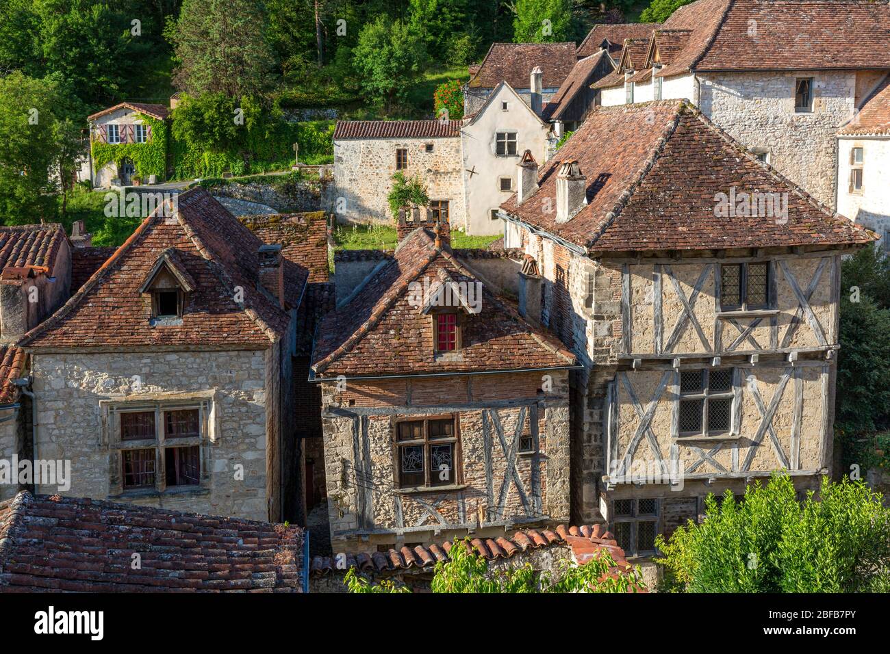 Maisons à colombages dans la ville médiévale de Saint-Cirq-Lapopie, Quercy, Occitanie, France Banque D'Images