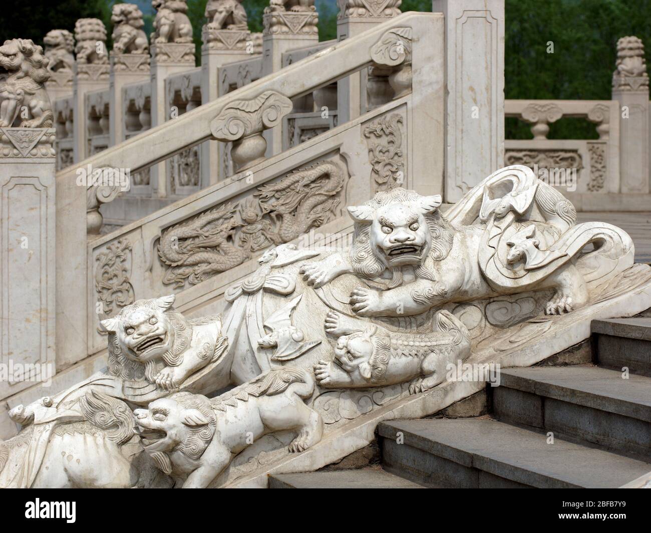 Les lions et les chauves-souris chinois sont sculptés en pierre. Jade Buddha Park, Anshan, province de Liaoning, Chine, Asie. Banque D'Images