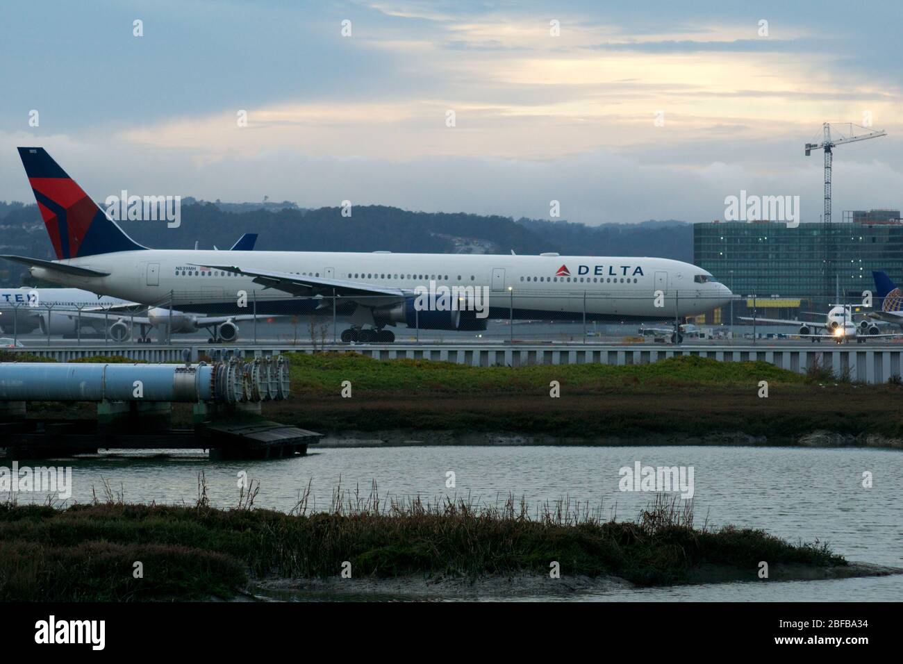 SAN FRANCISCO, California, UNITED STATES - SEP 27th, 2018 : un Boeing 767 de Delta il roulait le long de la voie de circulation avant le départ à l'Aéroport International de l'OFS Banque D'Images