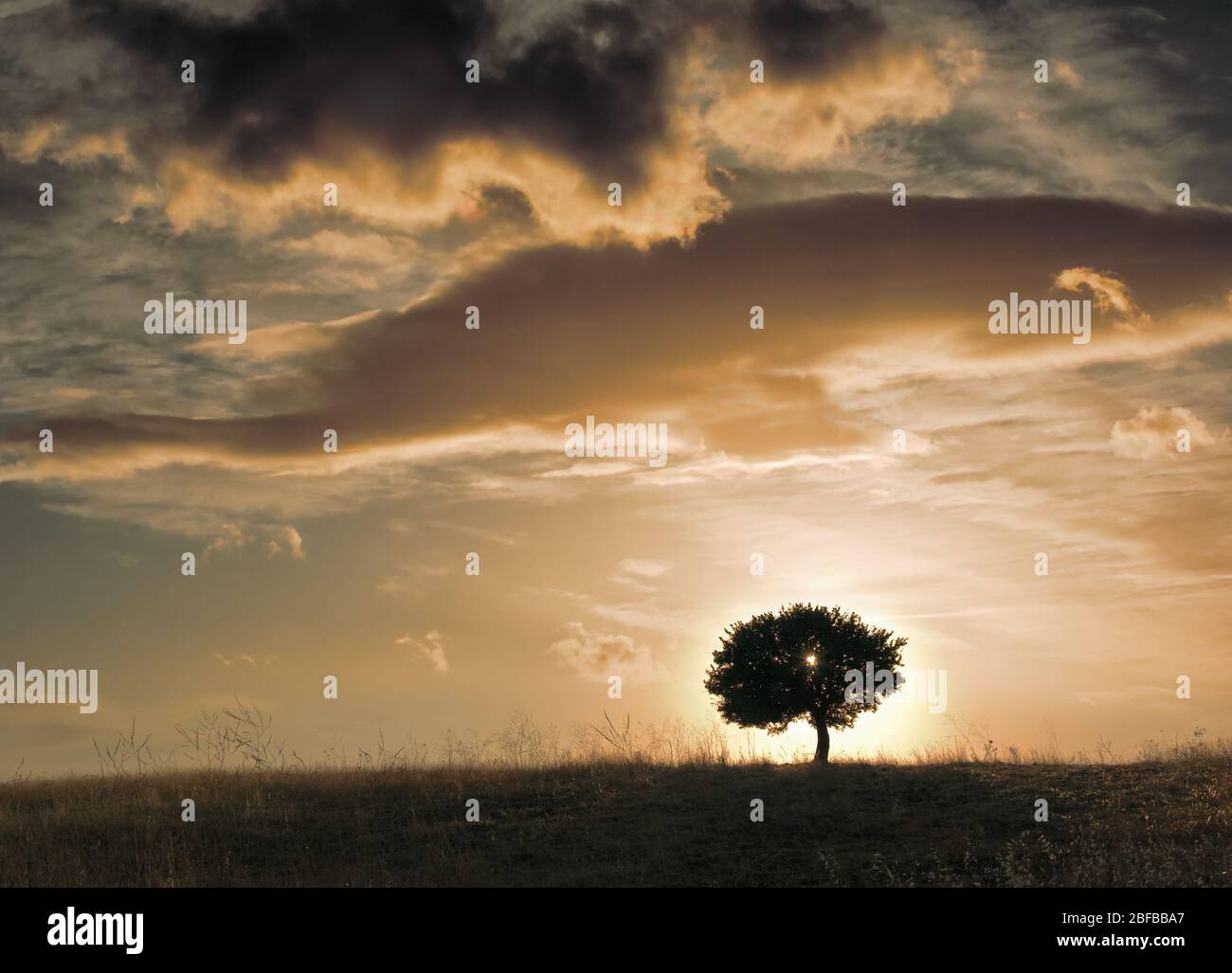 Coucher de soleil à l'horizon au-dessus du ciel dramatique en Sicile Banque D'Images