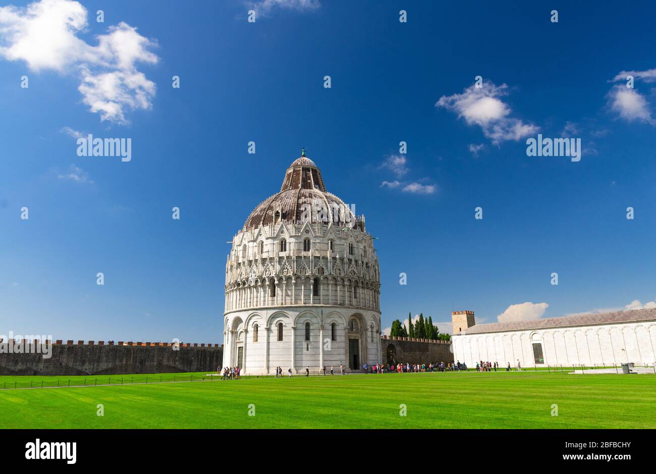 Baptistère de Pise Battistero di Pise sur la Piazza del Miracoli Duomo Square pelouse verte, mur de ville, cimetière de Camposanto, ciel bleu avec des nuages blancs co Banque D'Images