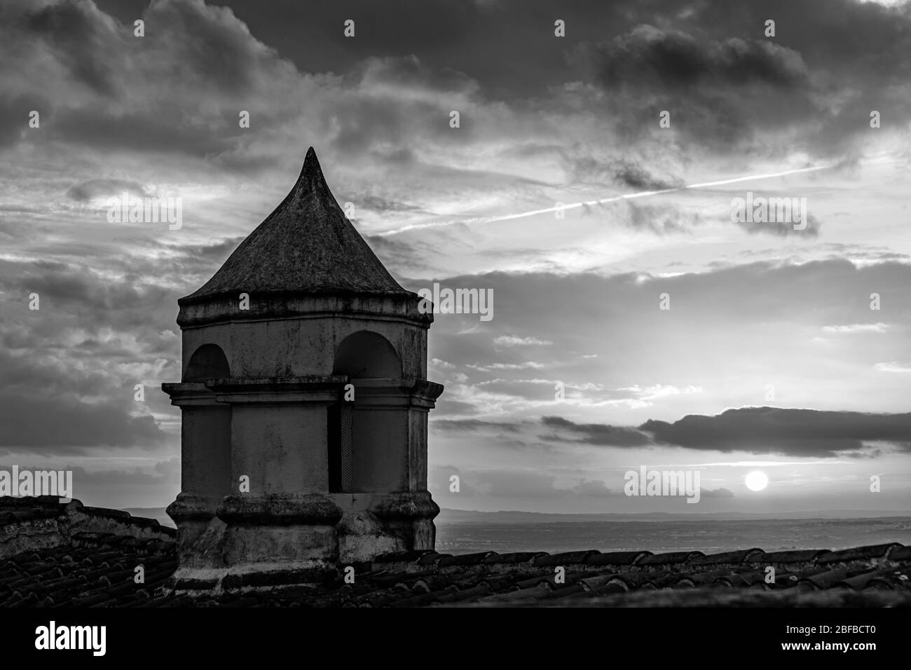 Ancienne tour avec coucher de soleil en noir et blanc, Monsaraz, Alentejo, Portugal Banque D'Images