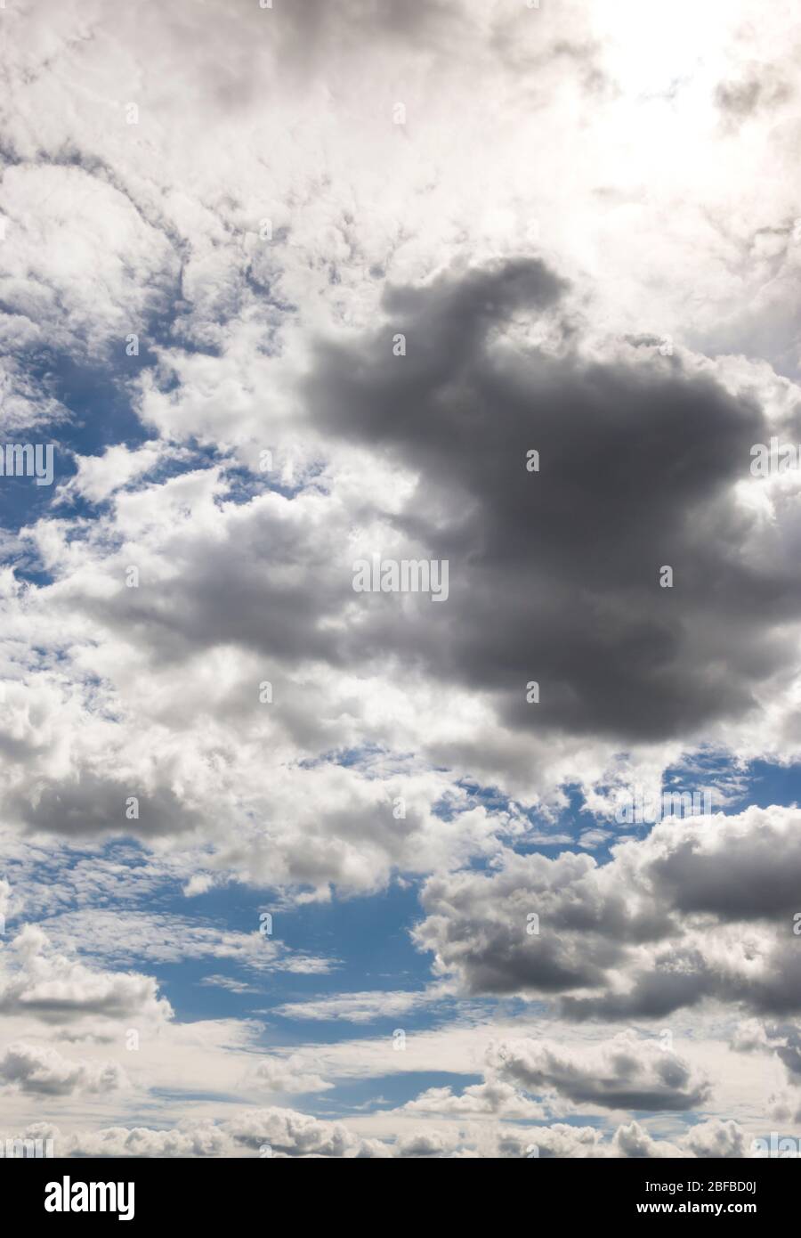 Ciel nuageux spectaculaire avec nuages de pluie sombre et soleil avant et après un orage Banque D'Images