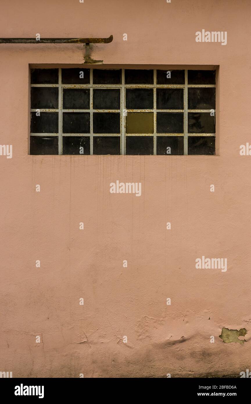 Façade d'un ancien bâtiment avec fenêtres métalliques et porte à rouleaux de barre d'objectif de segments Banque D'Images