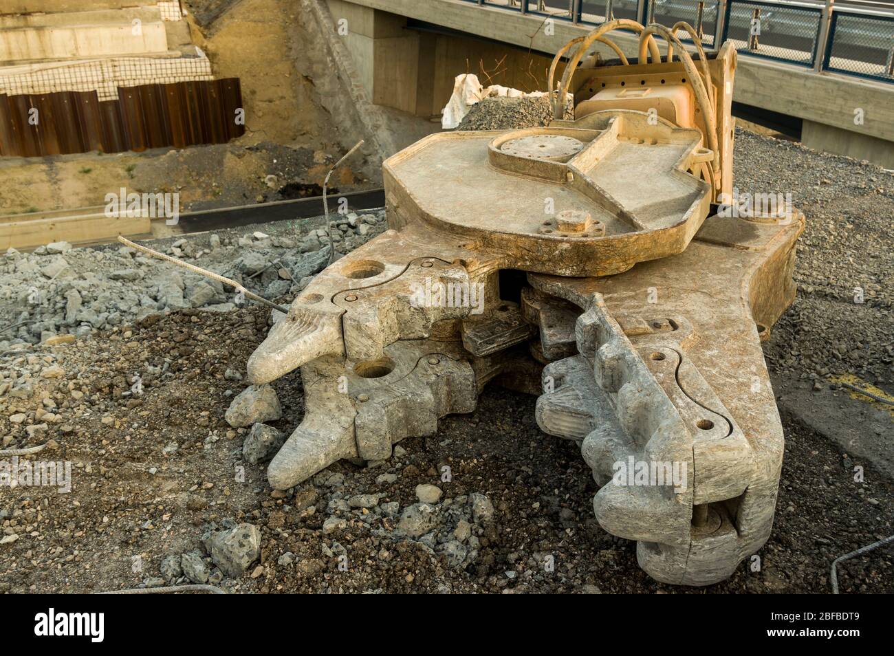 Outils d'équipement pour pelles hydrauliques, tels que marteau hydraulique avec ciseau et cisailles de démolition, gros plan sur un chantier de construction pour la construction de routes et Banque D'Images
