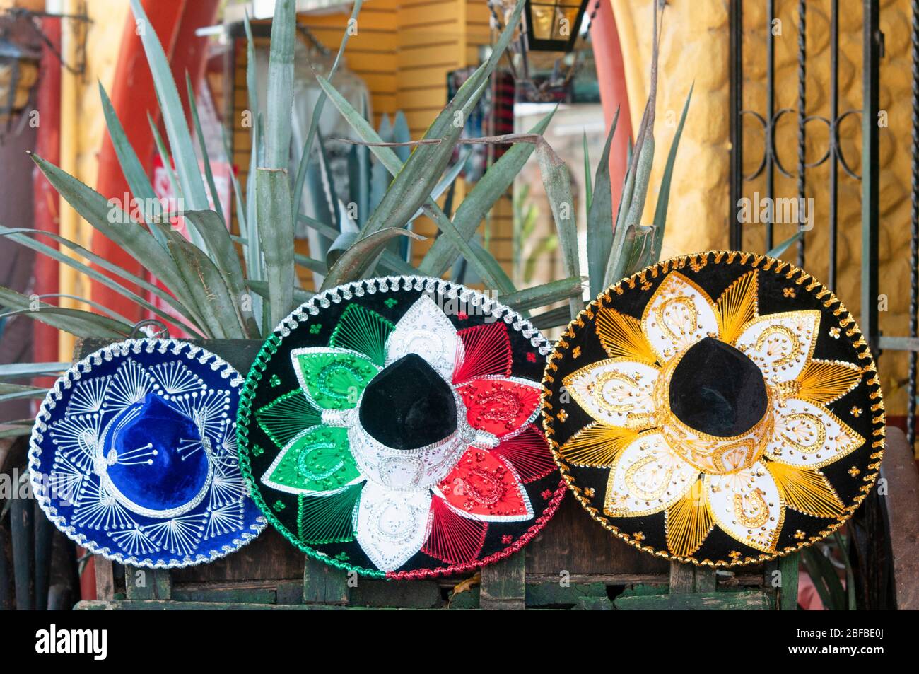 Sombreros mexicains au premier plan. Le sombrero mexicain est un article en grande demande par les touristes du monde entier Banque D'Images
