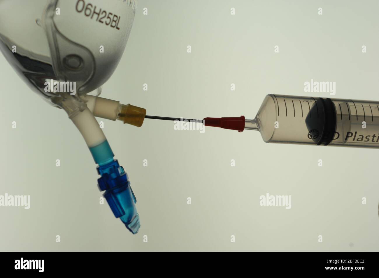 Une solution de lactate de sodium est aspirée d'un sac dans une seringue Banque D'Images