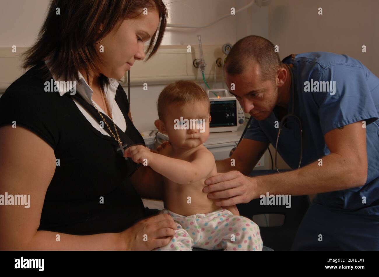 Un pédiatre vérifie la respiration d'un bébé avec un stéthoscope Banque D'Images