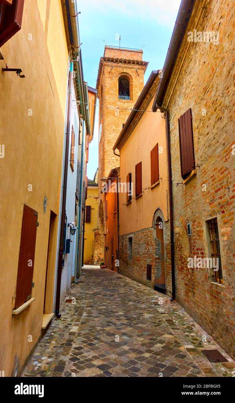 Vue sur la vieille rue de San Giovanni à Marignano, Italie - paysage urbain italien, grand angle tourné Banque D'Images