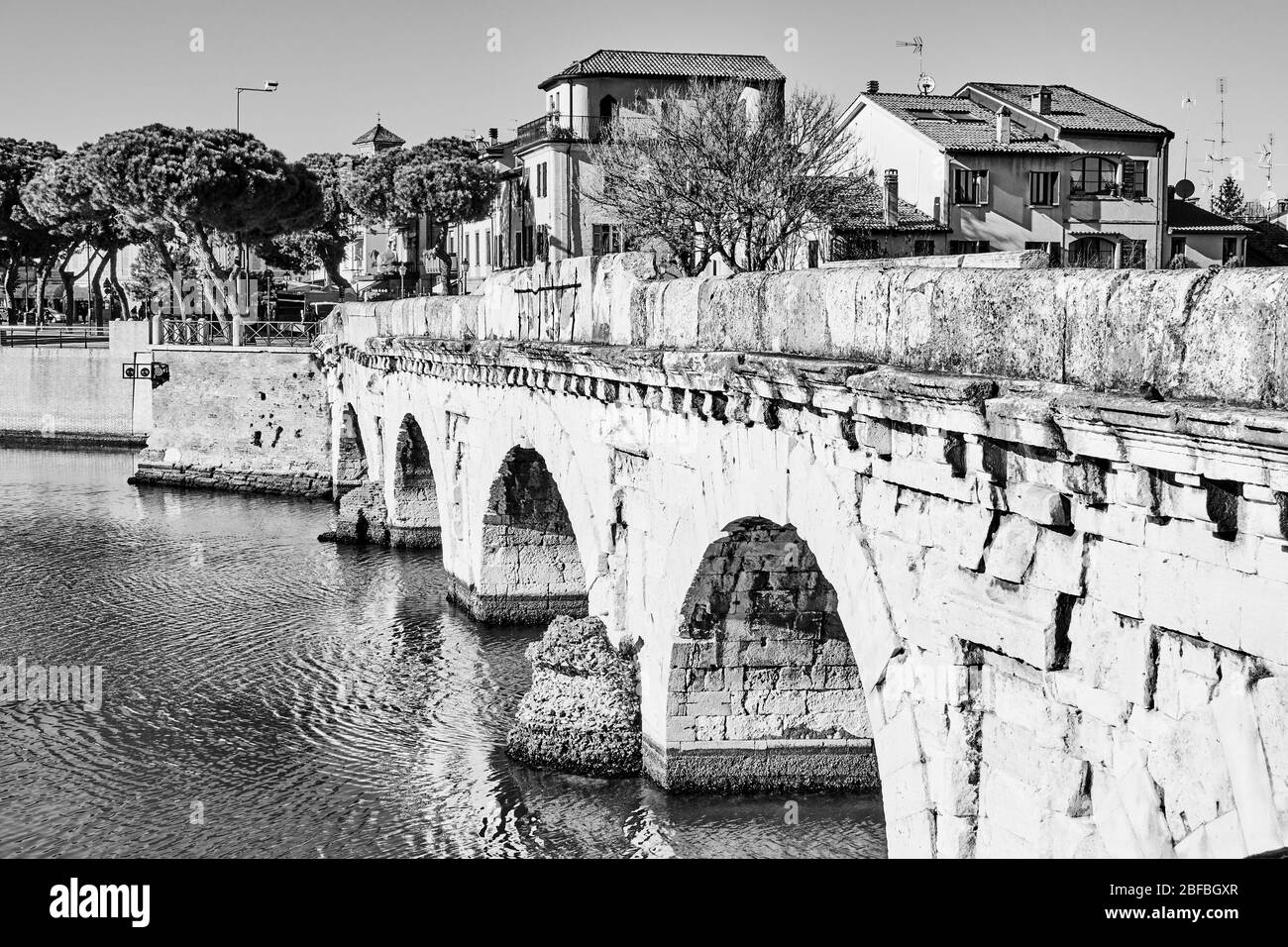 Vue sur Rimini avec l'ancien pont de Tiberius (Ponte di Tiberio), Italie - vue urbaine italienne noire et blanche Banque D'Images
