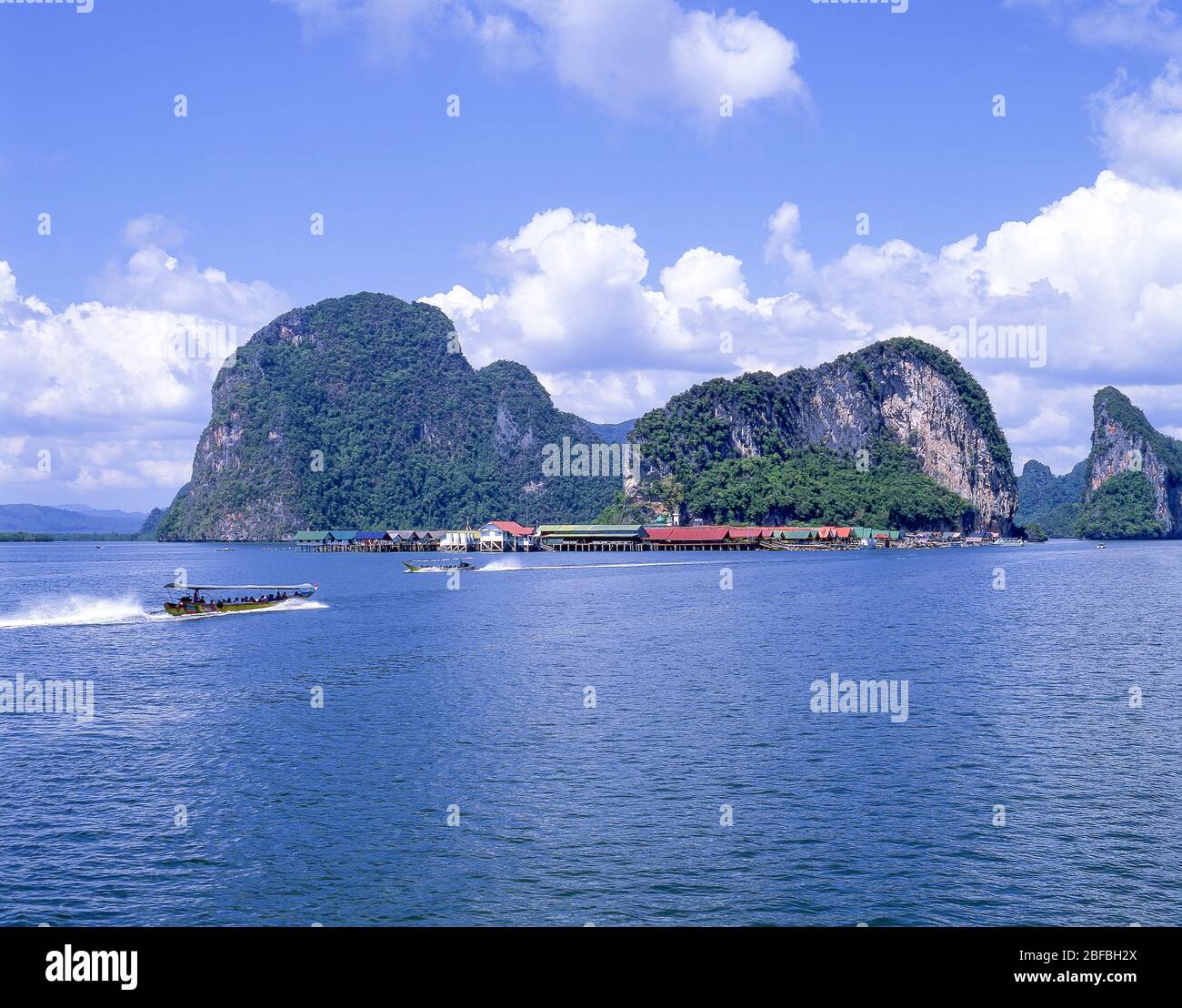 Bateau approchant le village de pêcheurs de Ko Panyi (Koh Panyee), Phang Nga, province de Phang Nga, Thaïlande Banque D'Images