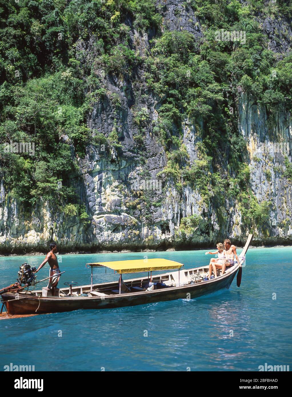 Promenade en bateau à queue longue, Koh Phi le, les îles Phi Phi, la province de Krabi, Thaïlande Banque D'Images