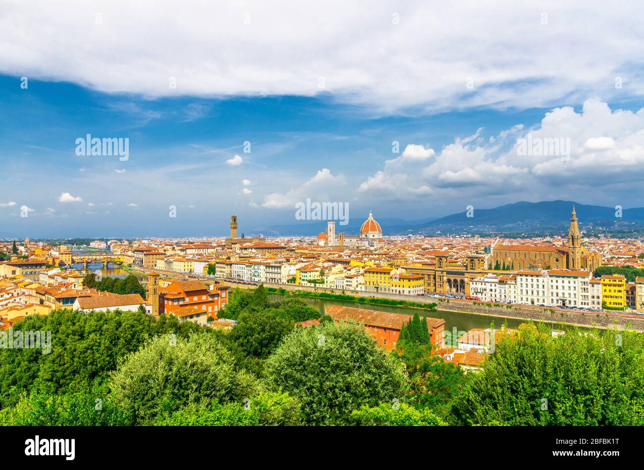 Vue panoramique sur la ville de Florence avec cathédrale Duomo Santa Maria del Fiore, pont Ponte Vecchio, bâtiments avec toits en tuiles rouges orange, Ar Banque D'Images