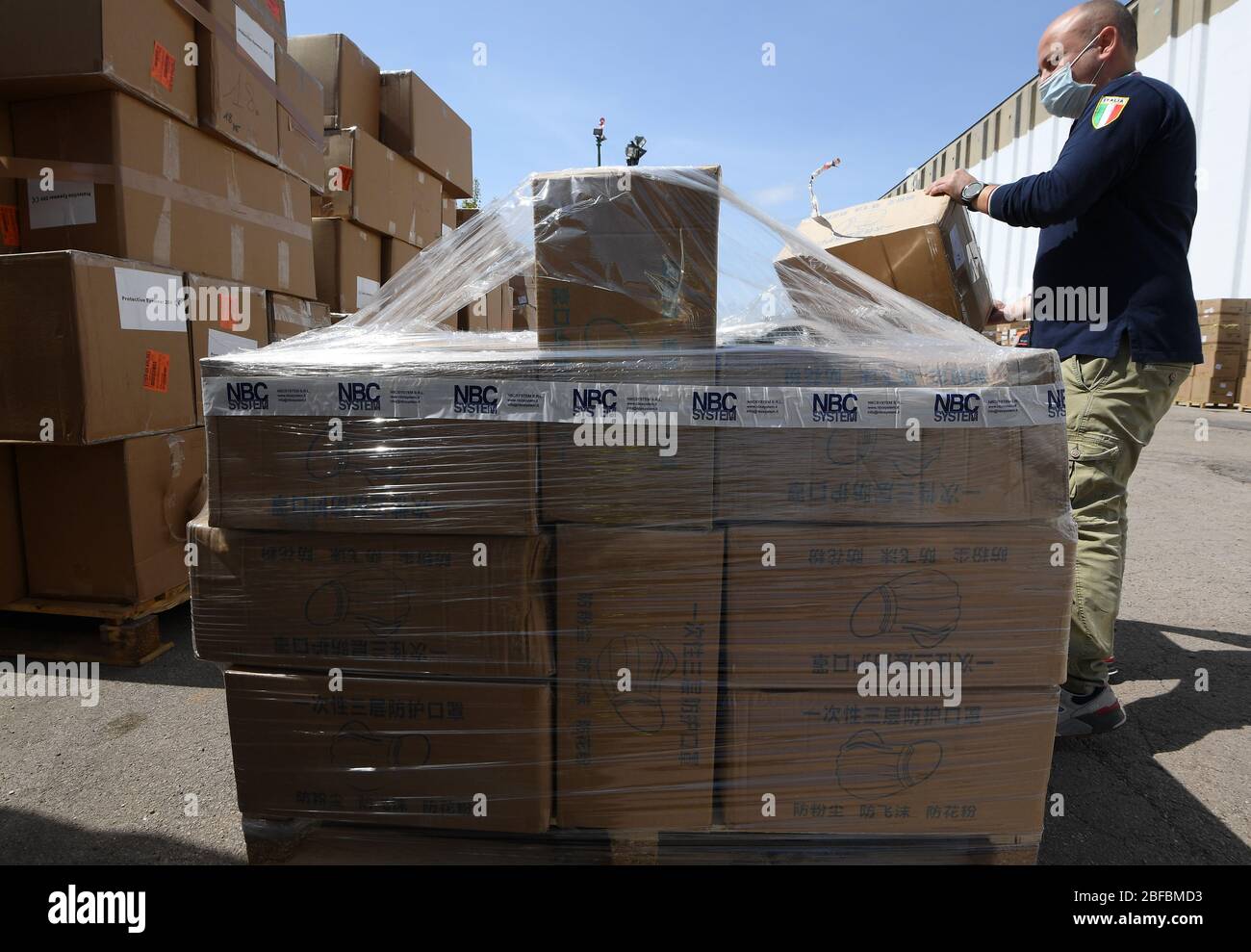 Rome, Italie. 17 avril 2020. Un pompier à la retraite transfère une boîte de fournitures médicales à l'extérieur d'un entrepôt près de l'aéroport Fiumicino à Rome, en Italie, le 17 avril 2020. La pandémie COVID-19 a fait 22 745 morts en Italie, ce qui porte le nombre total de cas, y compris les morts et les reprises, jusqu'à maintenant à 172 434, selon les dernières données publiées vendredi par le Département de la protection civile du pays. Crédit: Alberto Lingria/Xinhua/Alay Live News Banque D'Images