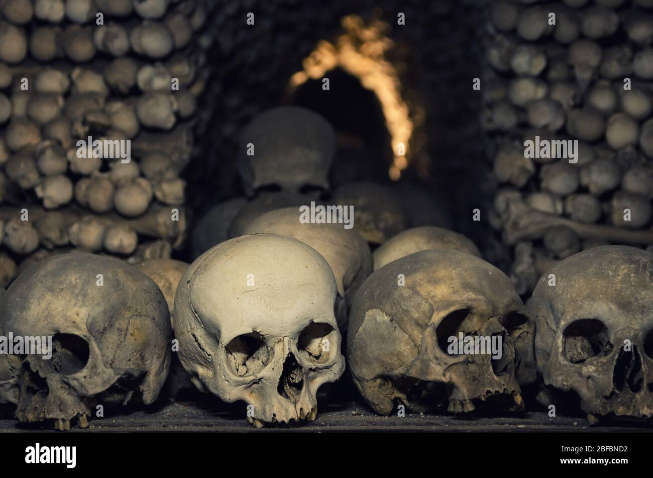 Os et crânes humains. Rangée de crânes. Collection de crânes. Symbole de la mort, de la peur et du mal. Église de Kostnice à Kutna Hora. Banque D'Images