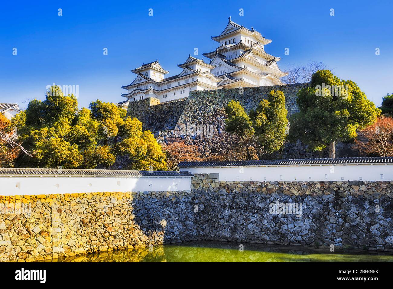 Murs massifs de pierre autour du parc Himeji et château blanc historique au Japon, par une journée ensoleillée. Banque D'Images