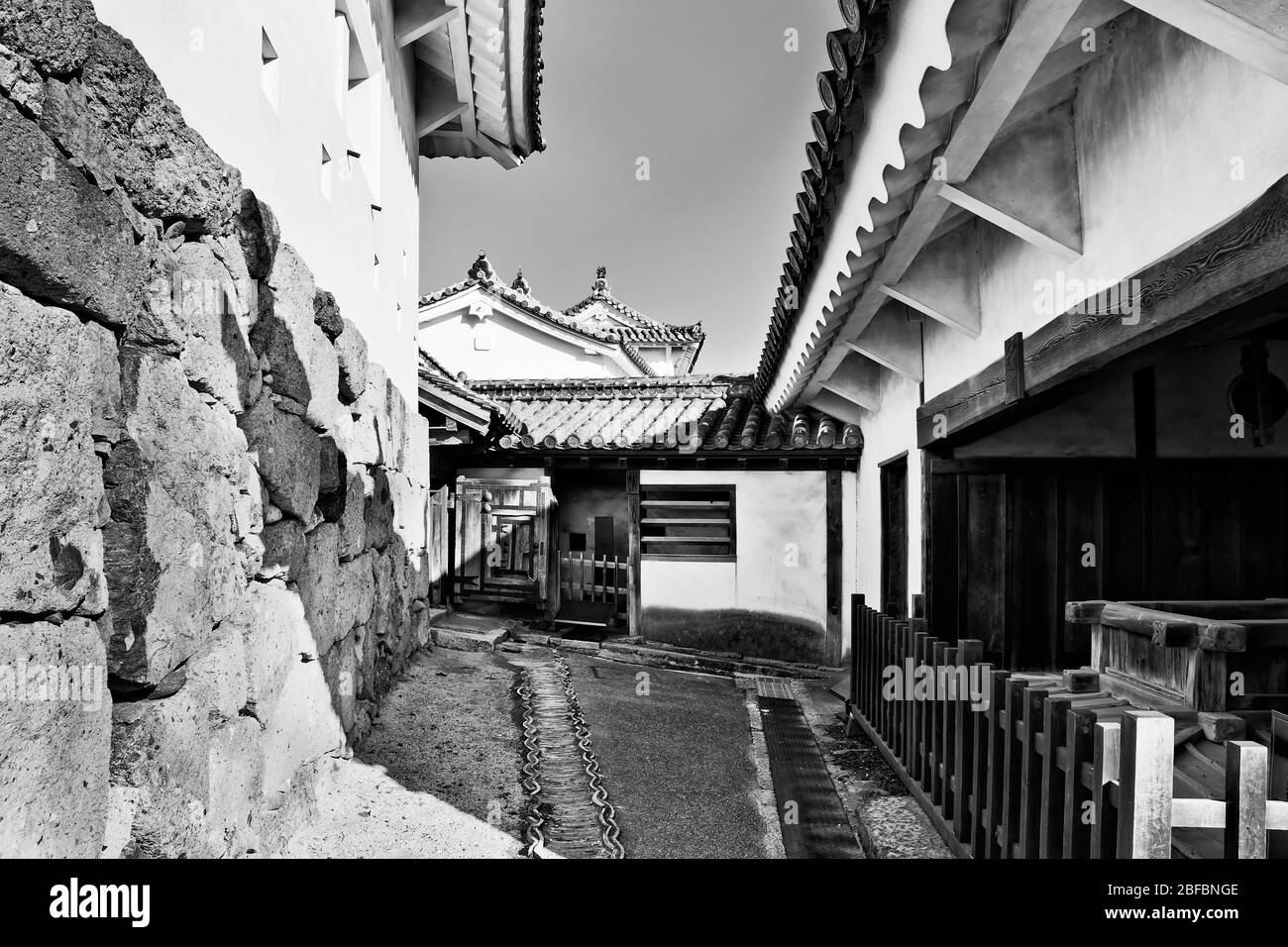 Ancien château noir-blanc au Japon près d'Osaka - Himeji. Bâtiments historiques sur des murs en pierre avec des tours blanches. Banque D'Images