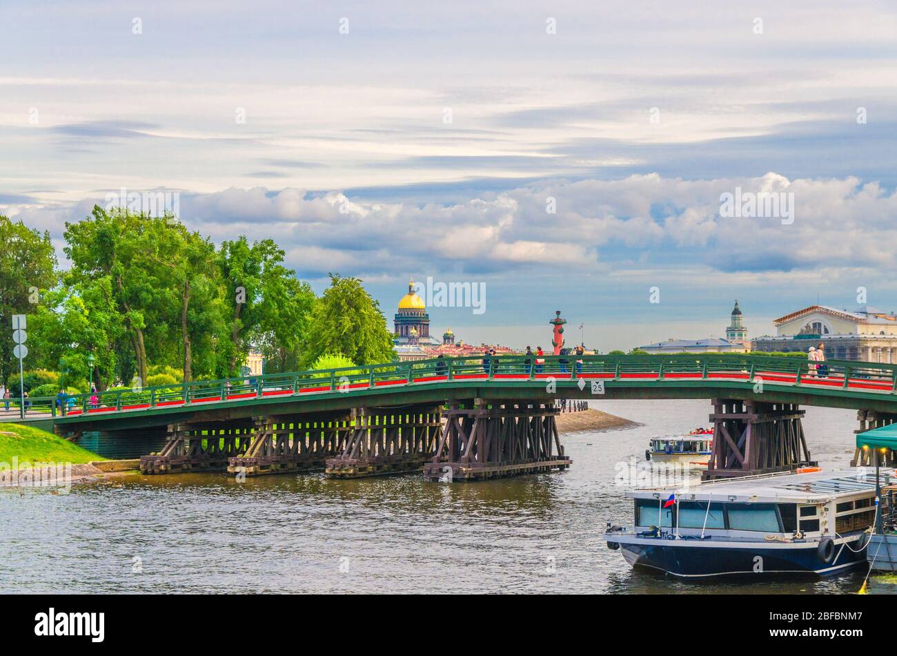 Pont Kronverk traversant le canal du détroit de Kronverksky entre Zayachy Hare et l'île Petrogradsky et les bateaux touristiques, dôme doré de la cathédrale Saint Isaac Banque D'Images