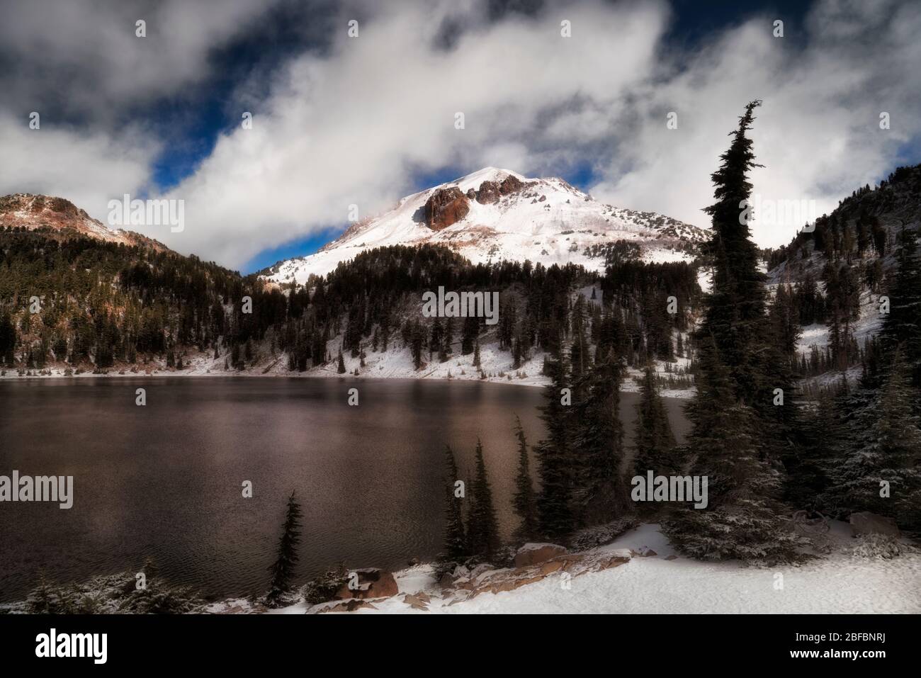 Brève séparation des nuages du matin révélant la neige fraîche d'automne sur le mont Lassen et autour du lac Helen dans le pic Lassen de Californie Volcan National Pa Banque D'Images